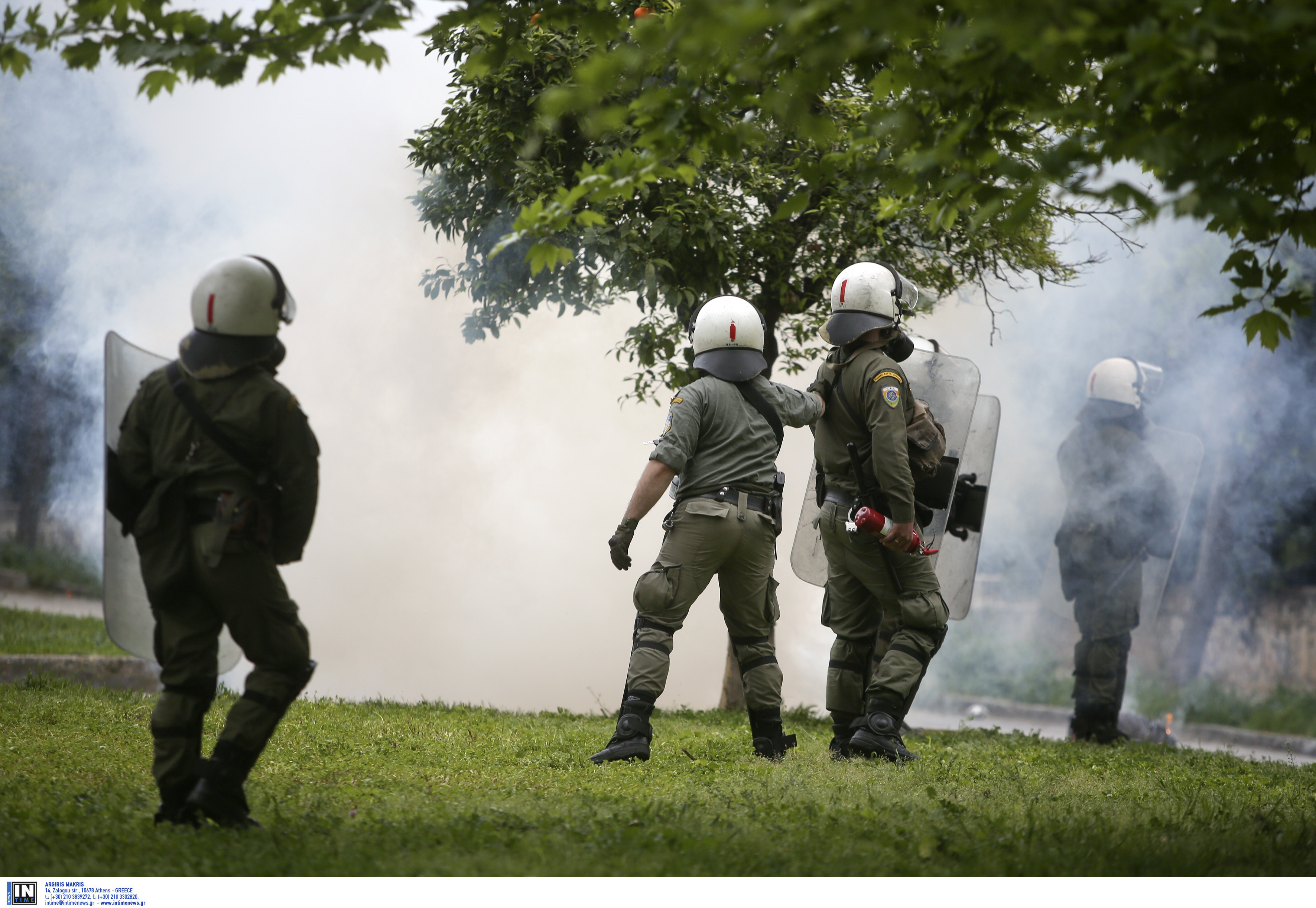 Πεδίο μάχης τα Εξάρχεια ανάμεσα σε αντιεξουσιαστές και αστυνομία – Μολότοφ και χημικά