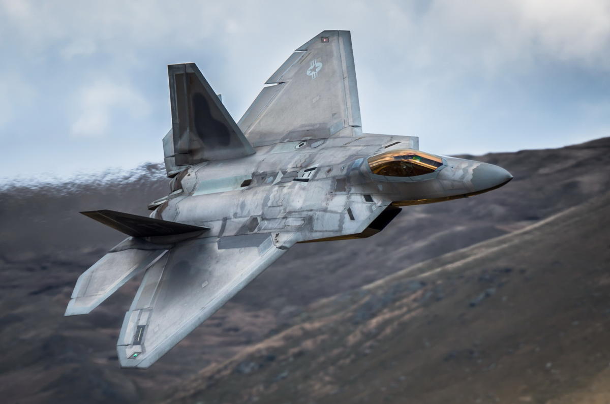 “Έπαιξε” με την ζωή του ο πιλότος του stealth F-22 κάνοντας περιστροφή 360 μοιρών και αιώρηση! [vid]