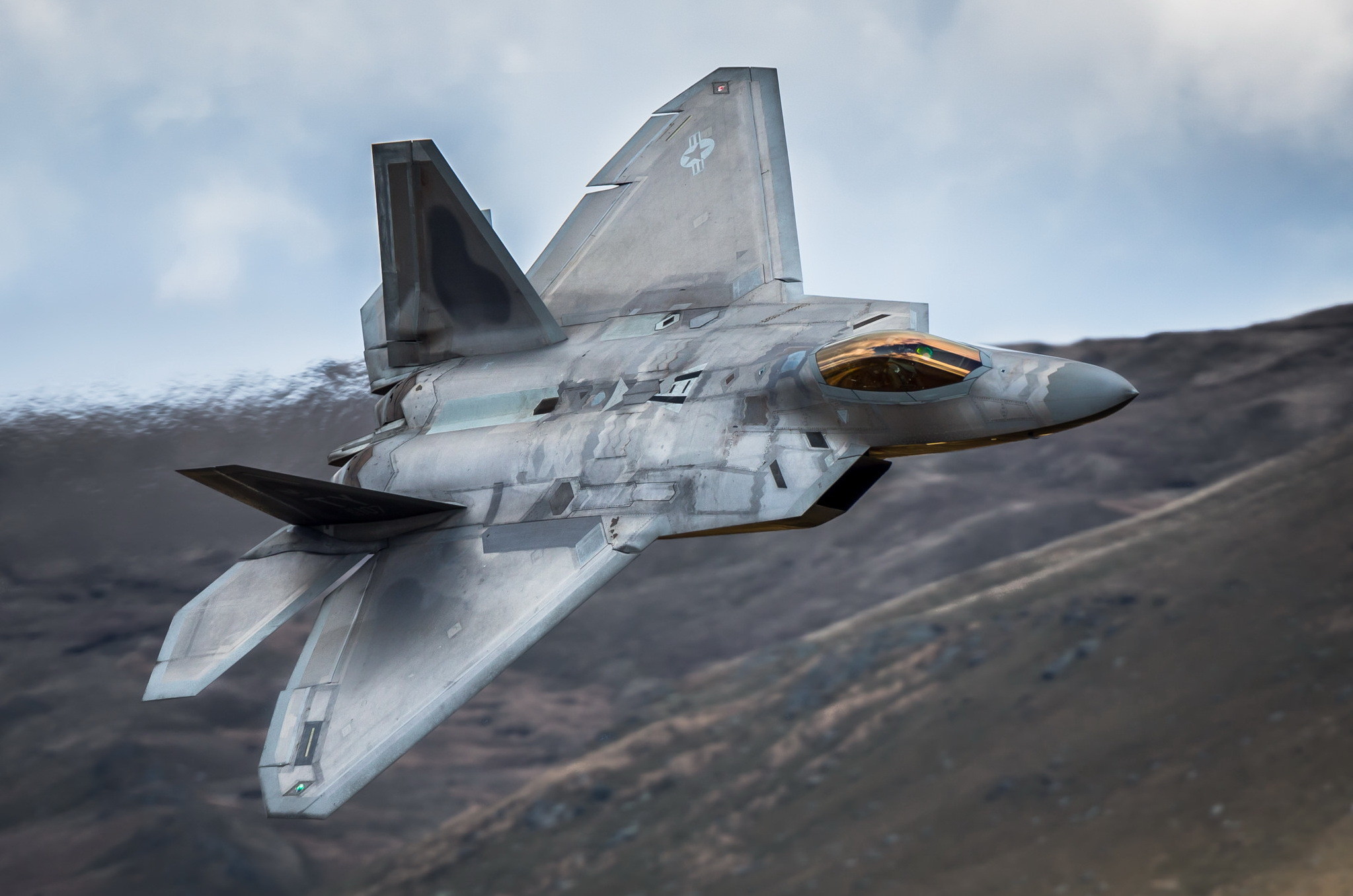 “Έπαιξε” με την ζωή του ο πιλότος του stealth F-22 κάνοντας περιστροφή 360 μοιρών και αιώρηση! [vid]