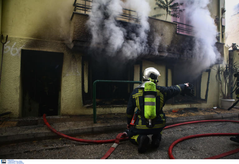 Χωρίς ρεύμα η περιοχή που ξέσπασε η φωτιά στην Κυψέλη - Τρεις τραυματίες - Απομακρύνθηκαν όλοι από το σημείο! [pics, video]