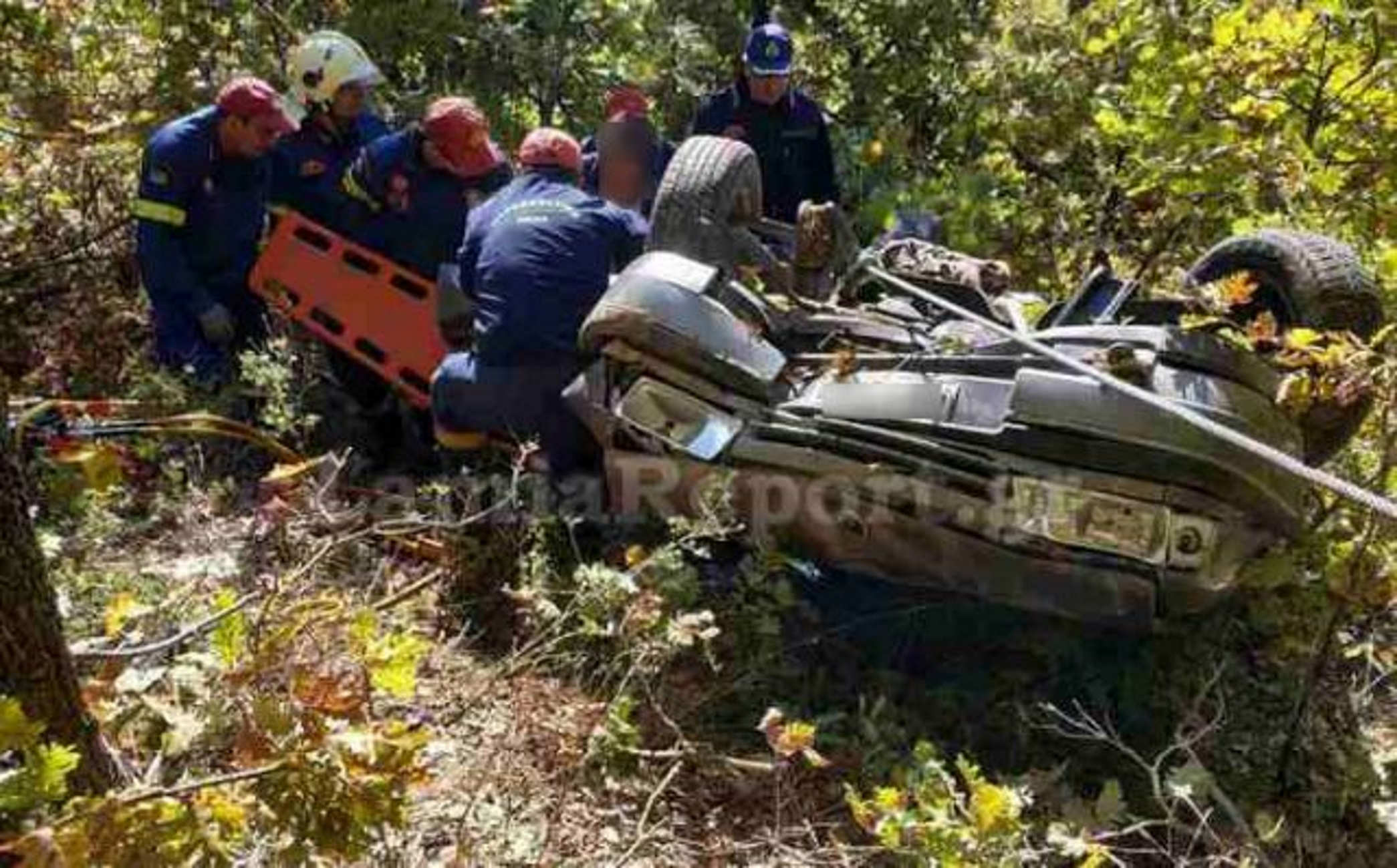 Φθιώτιδα: Αυτοκίνητο έπεσε σε χαράδρα – Τραυματίστηκαν σοβαρά δύο άτομα – Διαλύθηκε το ΙΧ [pics]