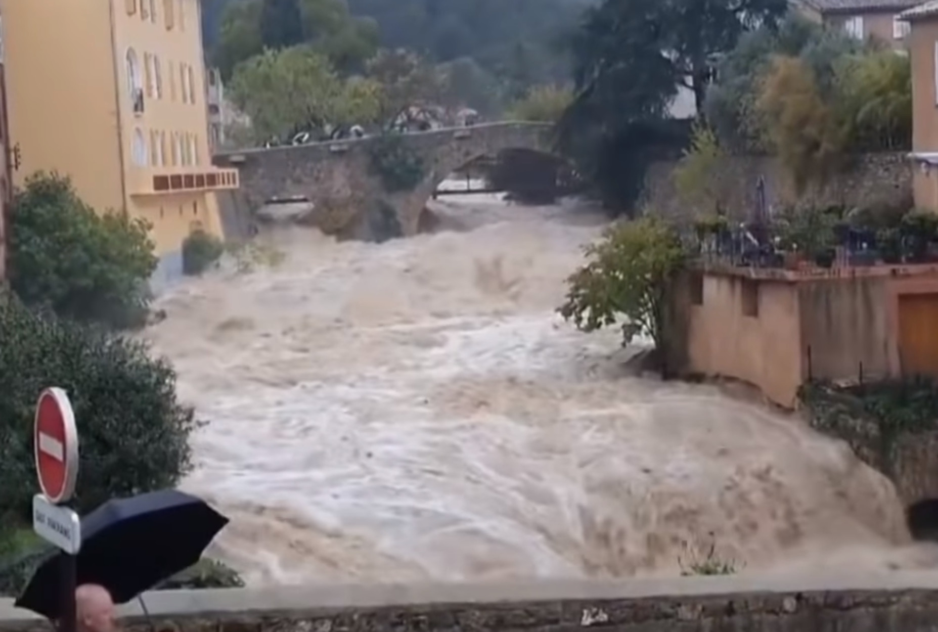 Γαλλία: 4 νεκροί από τις καταστροφικές πλημμύρες στην Κυανή Ακτή – video