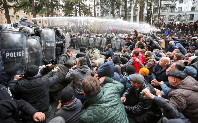Γεωργία: Με δακρυγόνα και νερό προσπάθησαν να απωθήσουν τους διαδηλωτές