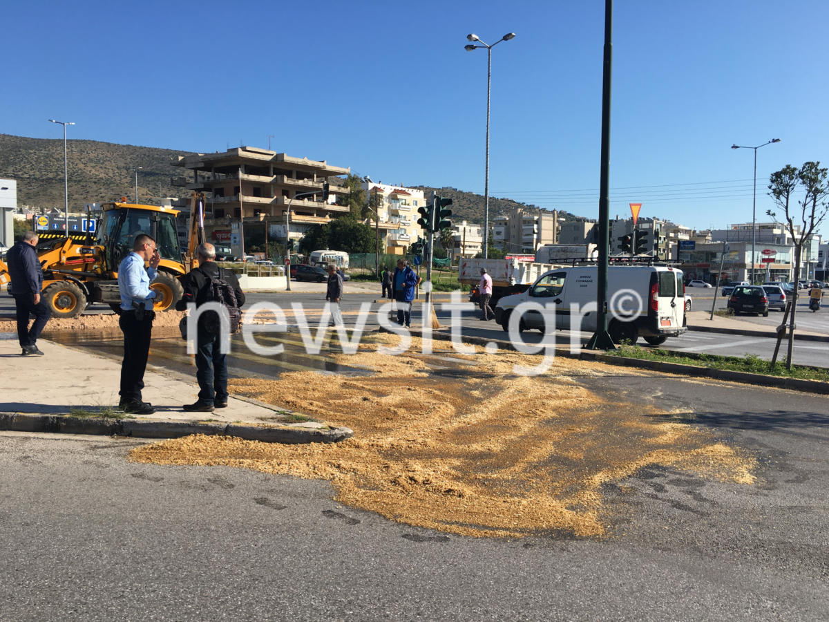 Ατύχημα με φορτηγό στη λεωφόρο Βουλιαγμένης στη Γλυφάδα! Γέμισε ο δρόμος ελαιόλαδο