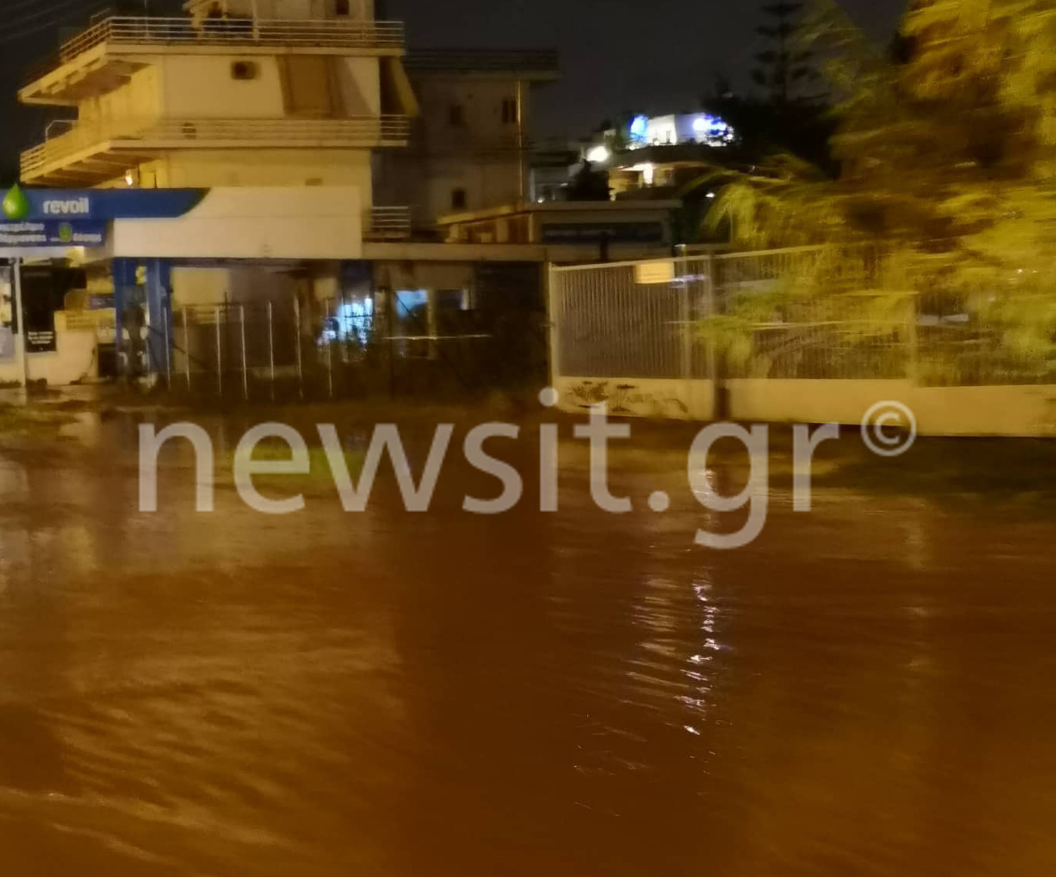 Γλυφάδα: Έγινε… ποτάμι η παραλιακή από την δυνατή βροχή! video