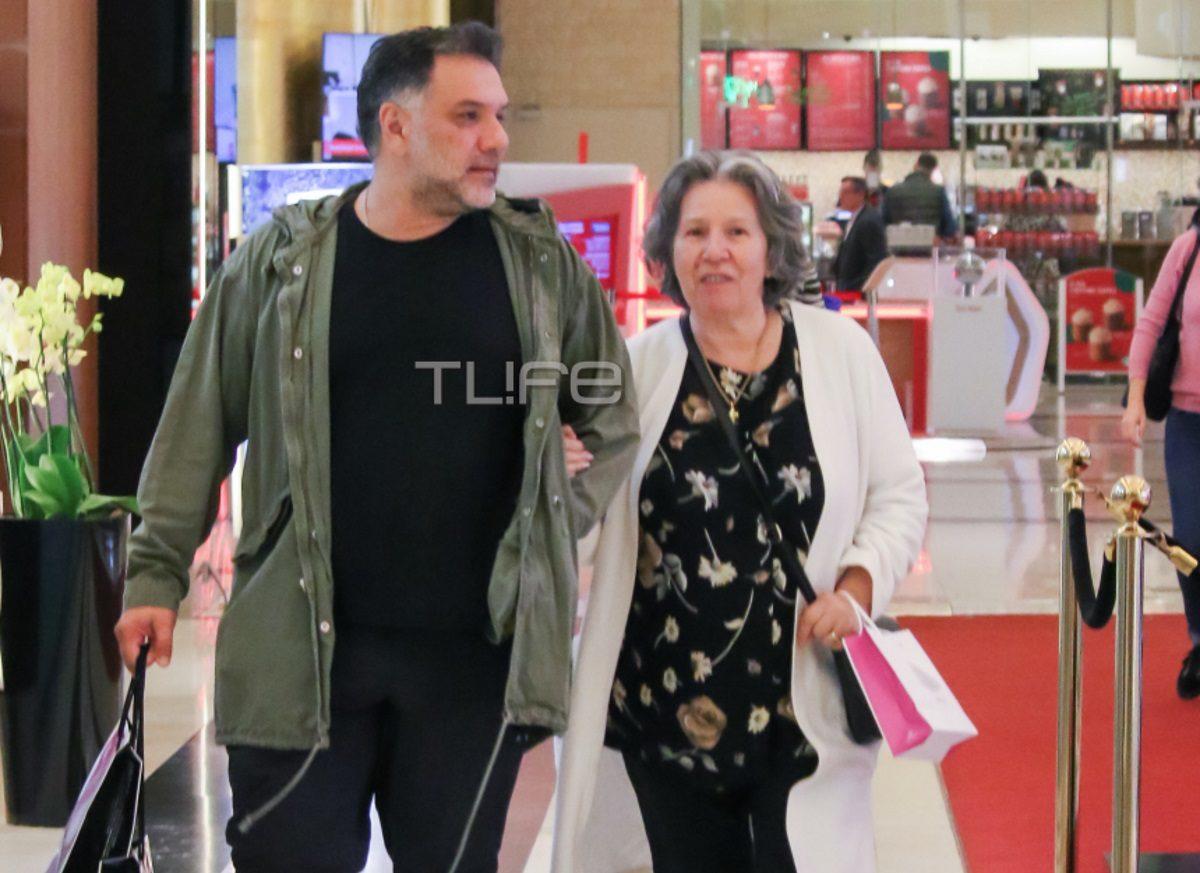 Γρηγόρης Αρναούτογλου: Σπάνια δημόσια εμφάνιση με τους γονείς του! [pics]