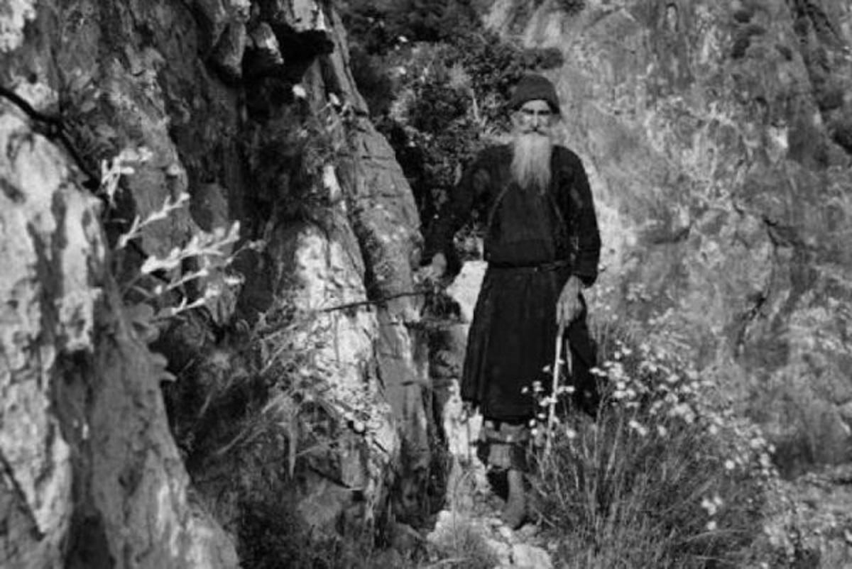Η φοβερή ιστορία του ανθρώπου που τον φιλοξένησαν οι… γυμνοί ασκητές του Αγίου Όρους!