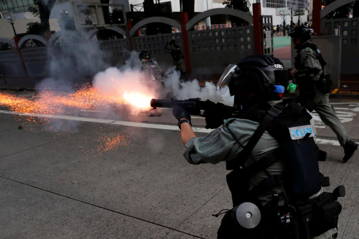 Νέες ταραχές στο Χονγκ Κονγκ – Τούβλα και δακρυγόνα σε αντικυβερνητική διαδήλωση [pics]