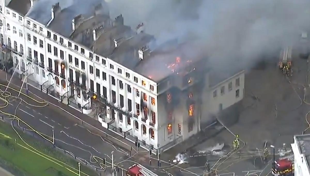Συναγερμός στη Βρετανία: Ξενοδοχείο τυλίχθηκε στις φλόγες