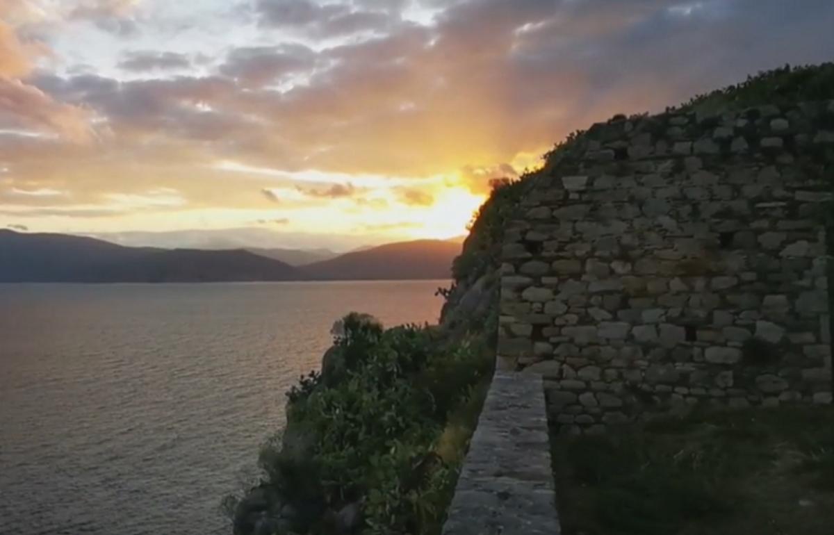 Ναύπλιο: Όταν η φύση ζωγραφίζει – Μαγικό ηλιοβασίλεμα στα χρώματα της εποχής – video