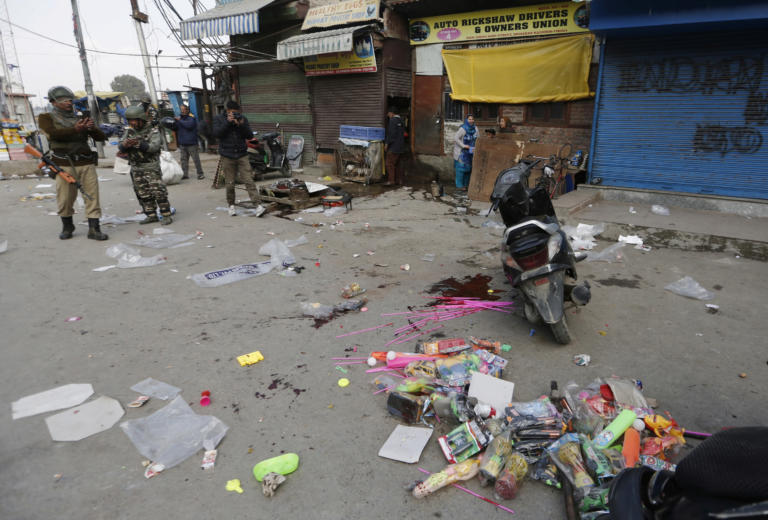 Ινδία: Ένας νεκρός και δεκάδες τραυματίες από επίθεση με βομβίδα