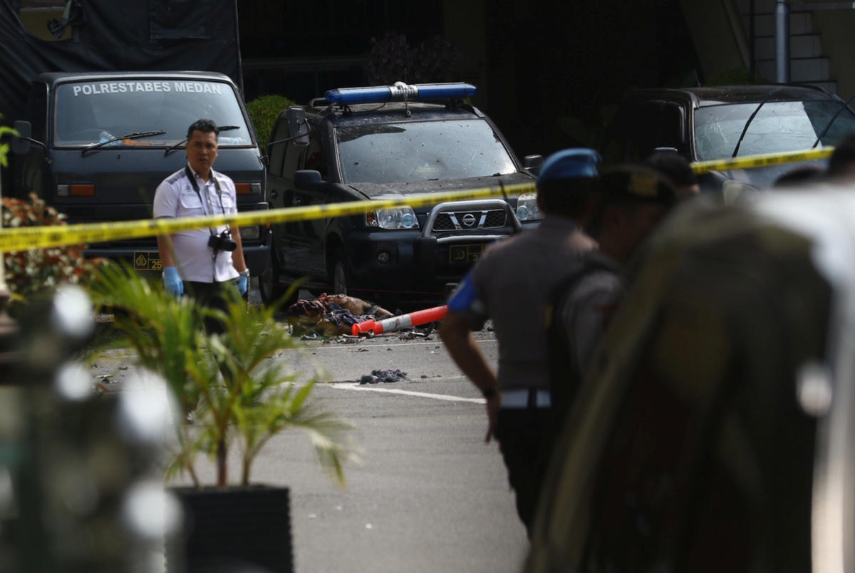 Ινδονησία: Ισχυρή έκρηξη μπροστά στο αρχηγείο της αστυνομίας – “Βλέπουν” επίθεση καμικάζι
