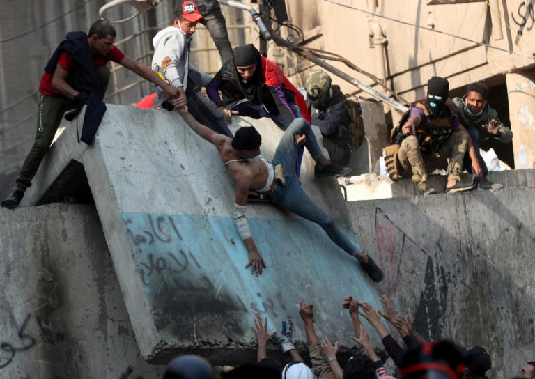 Δεν... κουράζονται στο Ιράκ - Σκότωσαν κι άλλο διαδηλωτή - Εκατοντάδες οι νεκροί