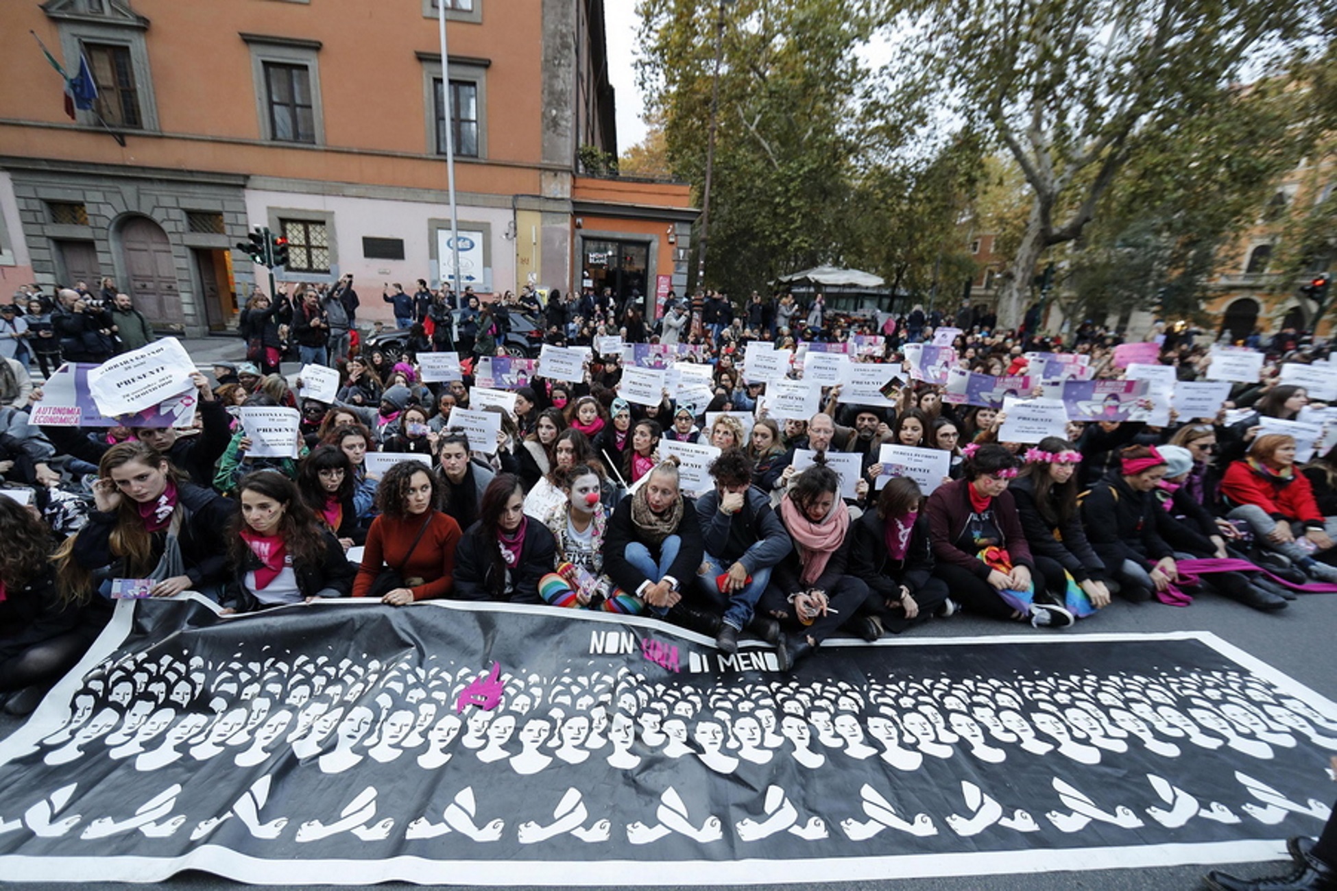 Ρώμη: Χιλιάδες διαδηλωτές στους δρόμους κατά της σεξουαλικής βίας και της γυναικοκτονίας