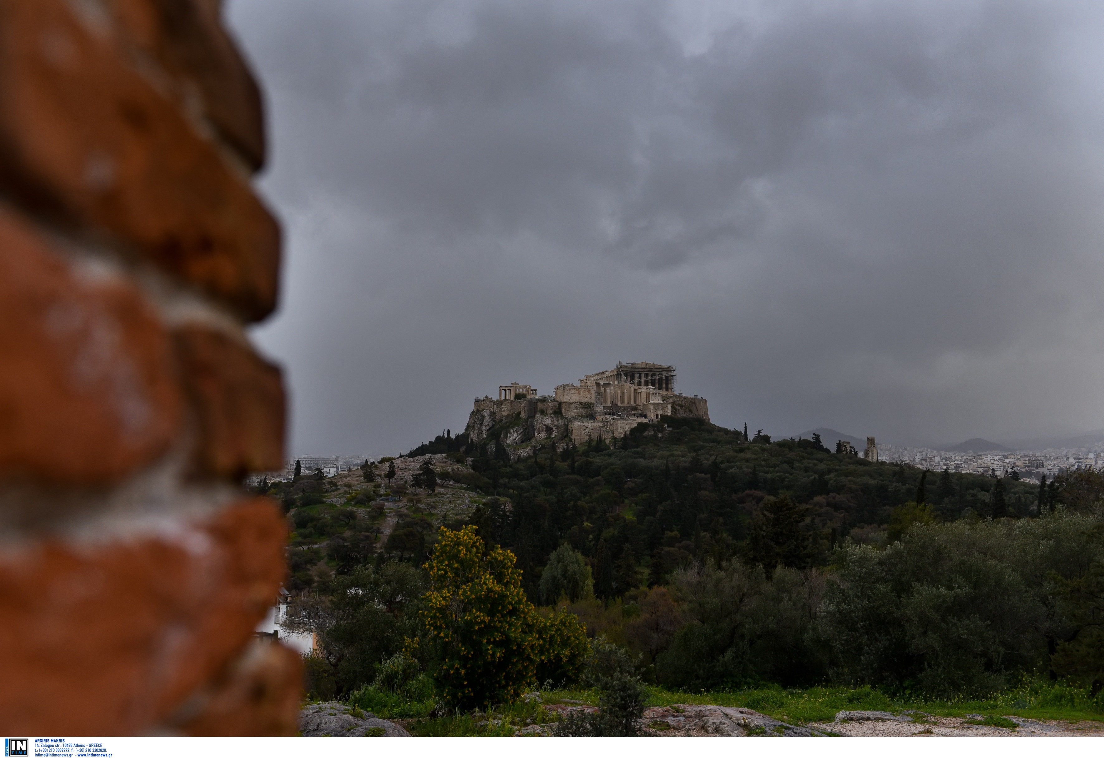 Καιρός σήμερα: Ξεκίνημα της εβδομάδας με καταιγίδες και μουντό ουρανό