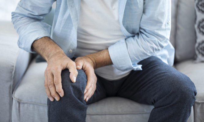 Καρκίνος του προστάτη: Μήπως έχετε αυτή την περίεργη αίσθηση στα πόδια σας;