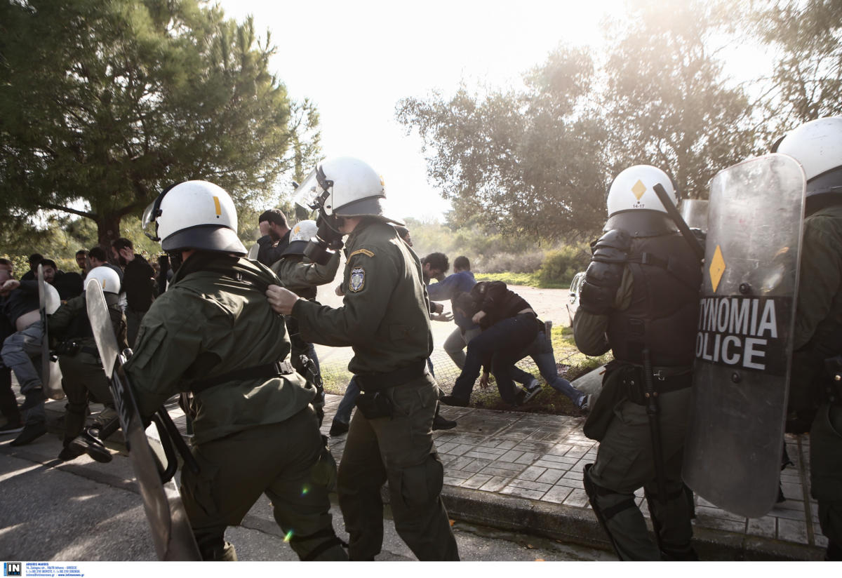 Επεισόδια στο Καβούρι – Συγκρούσεις των ΜΑΤ με φοιτητές – Άνοιξε η Ποσειδώνος