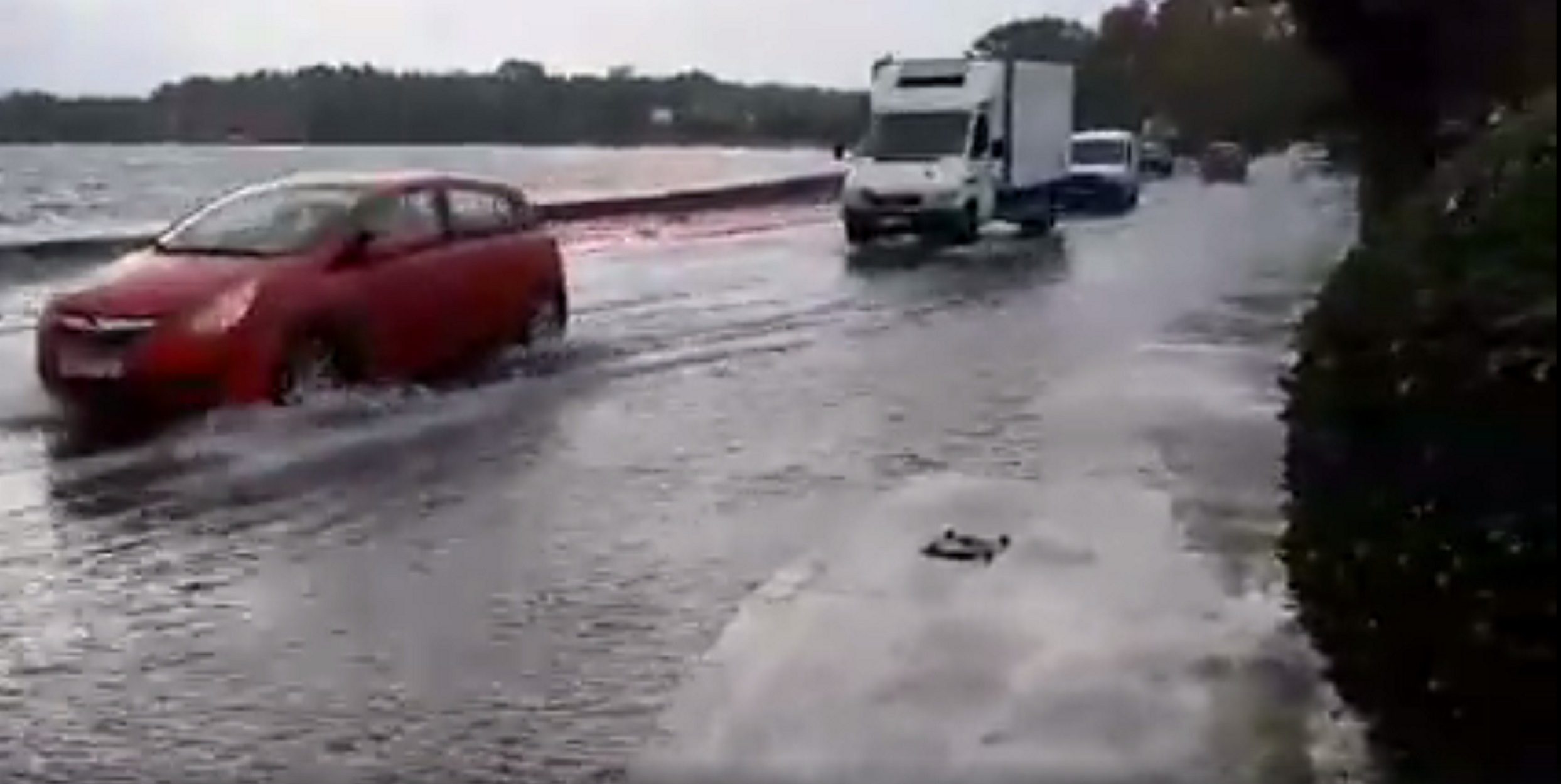 Έφτασε η “Βικτώρια”! Ισχυρή βροχή στην Κέρκυρα – Παρασύρθηκε αυτοκίνητο! video