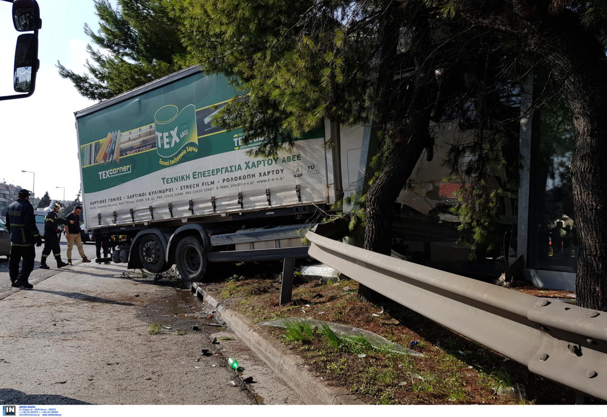 Κηφισός: Εικόνες σοκ μετά το τροχαίο με φορτηγό