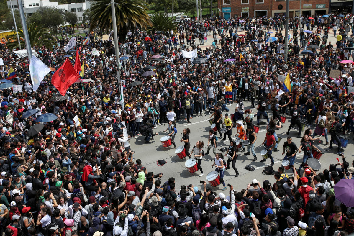 Κολομβία: “Έκρηξη” με 1 εκατ. διαδηλωτές – Αρνείται τον διάλογο ο Ντούκε [pics]