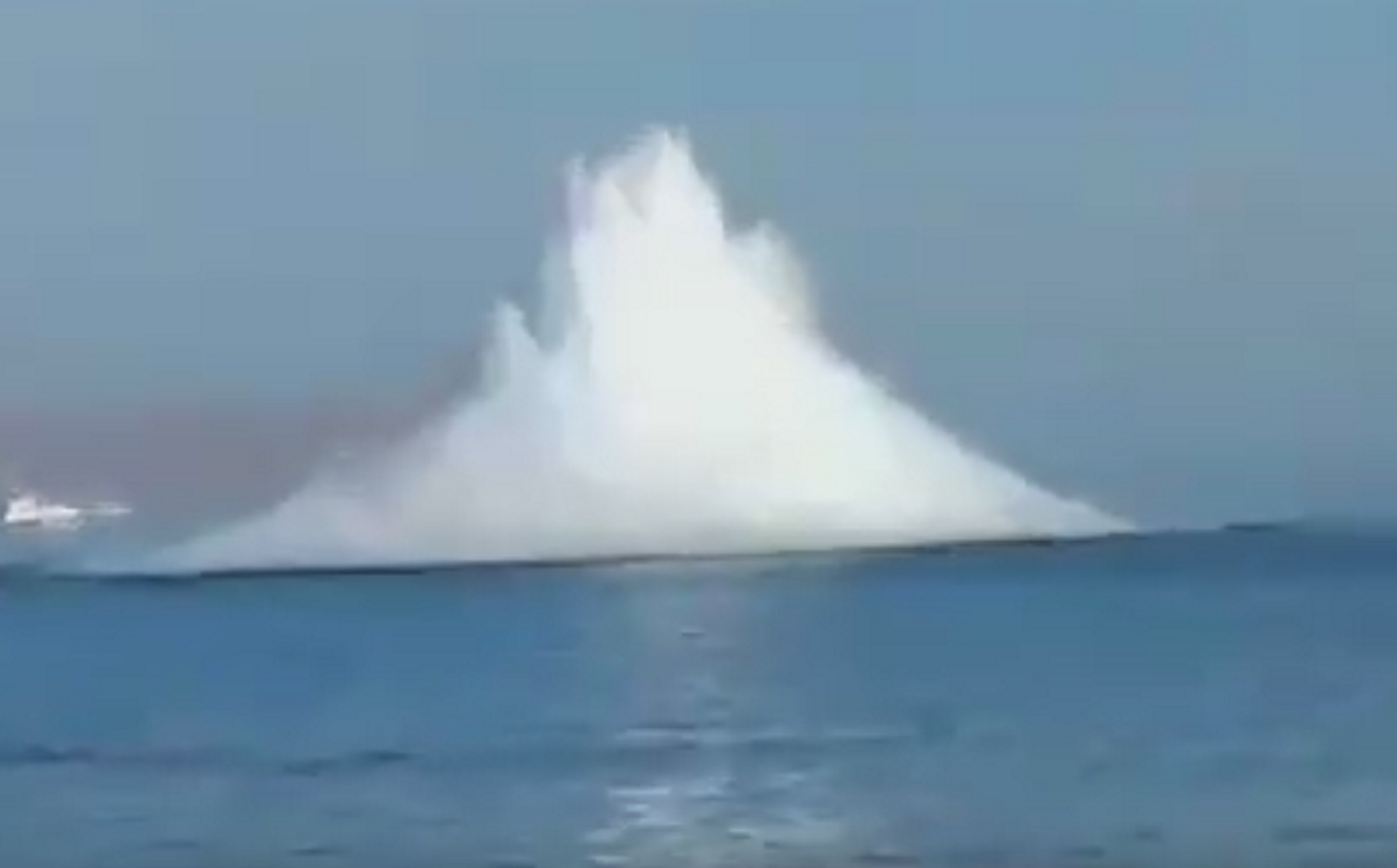 Κρήτη: Η στιγμή της εντυπωσιακής υποθαλάσσιας έκρηξης – Σείστηκαν τα τζάμια των σπιτιών – video