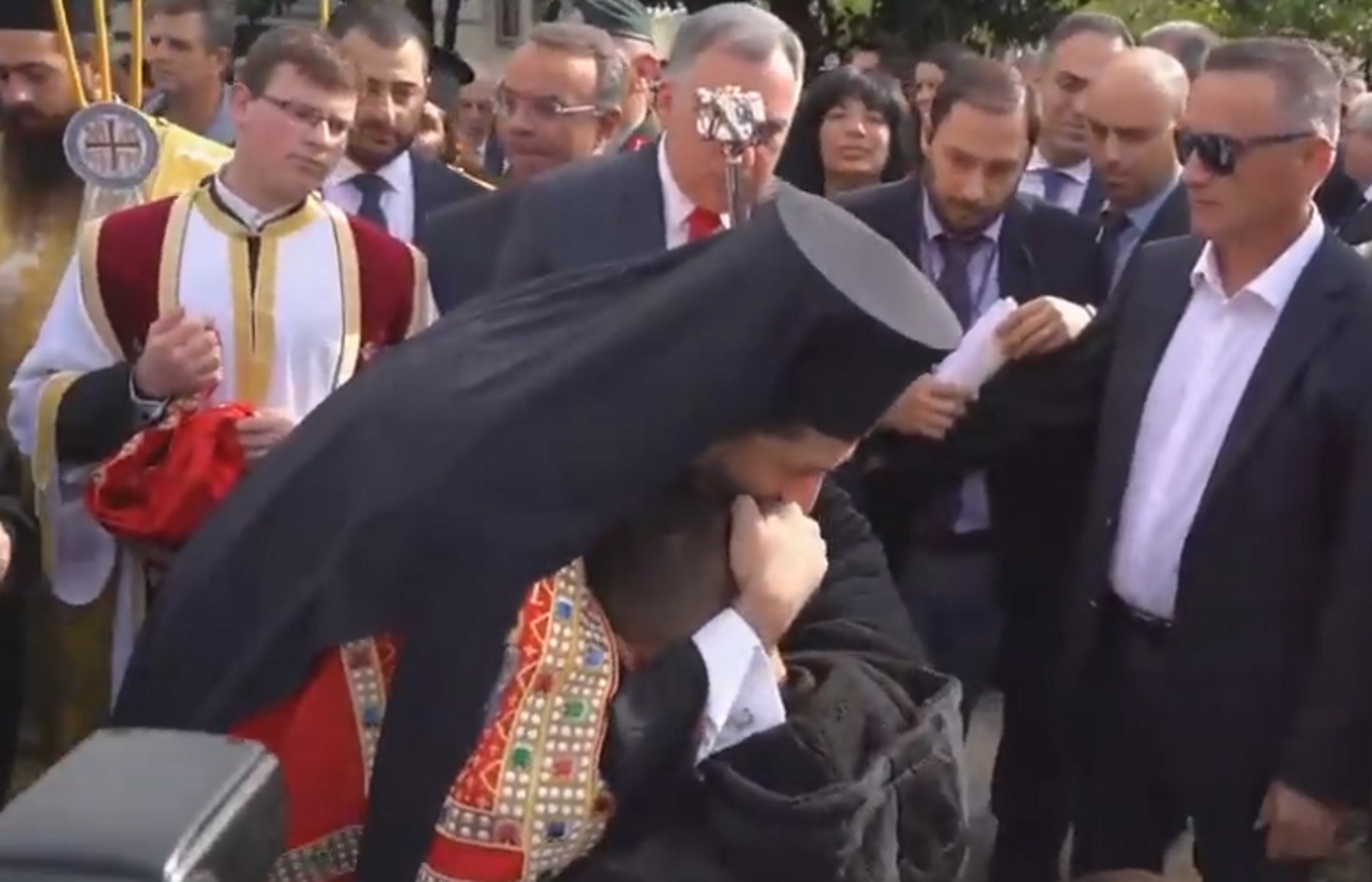 Λαμία: Συγκίνησε ο νέος μητροπολίτης Φθιώτιδας Συμεών – Φίλησε το χέρι νεαρού σε αναπηρικό αμαξίδιο – video