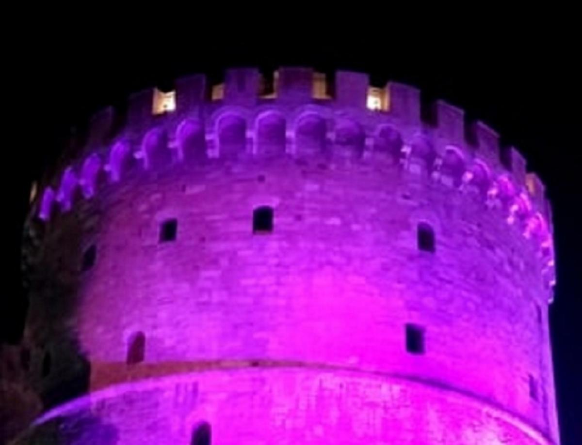 Θεσσαλονίκη: Ο Λευκός Πύργος έγινε… μωβ – Ο λόγος της φωταγώγησής του!