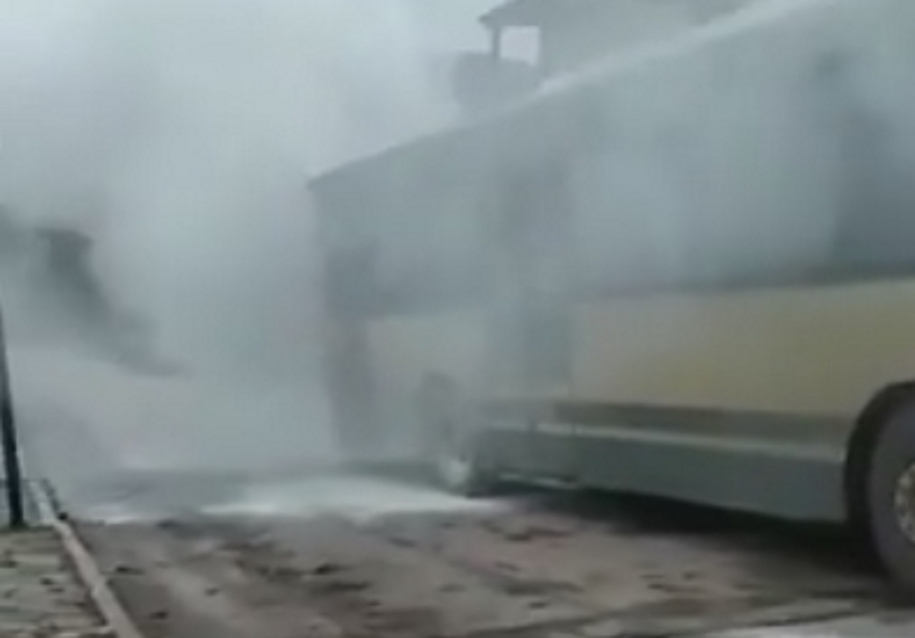 Πέλλα: Φωτιά σε λεωφορείο που επρόκειτο να μεταφέρει μαθητές – Τα χρειάστηκε ο οδηγός του [pics, video]