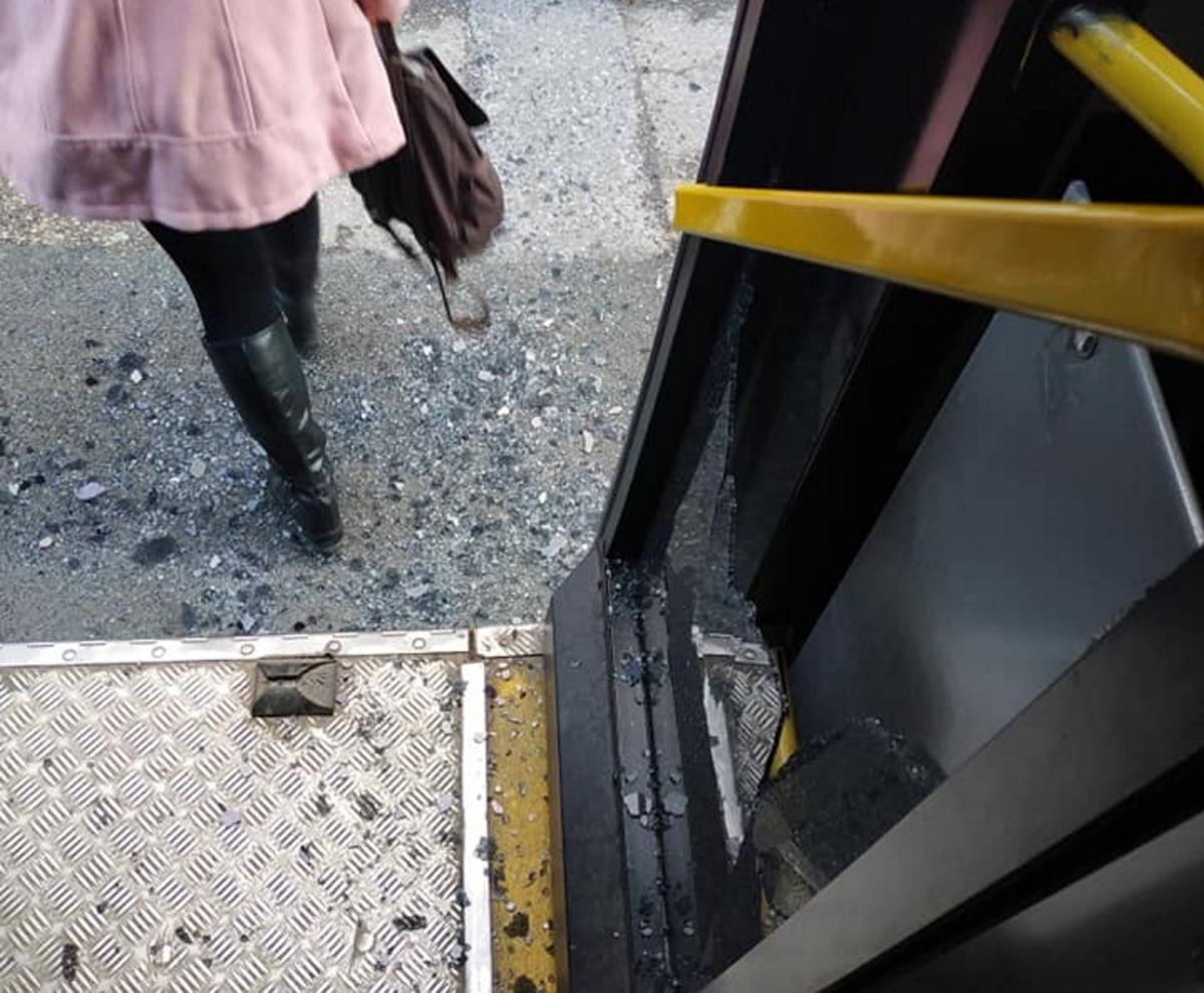 Θεσσαλονίκη: Ο απίστευτος λόγος που έσπασε το τζάμι του λεωφορείου – Τα χρειάστηκαν οι επιβάτες [pics]