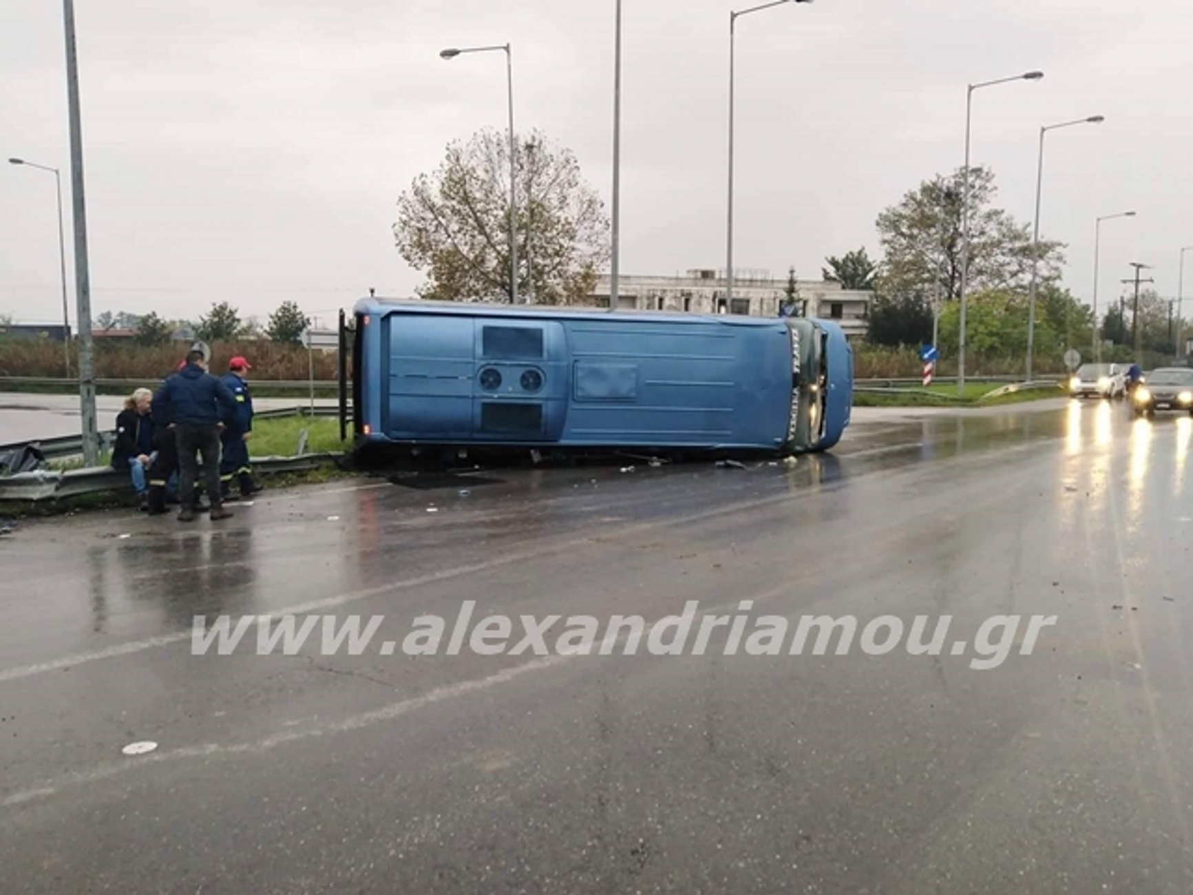 Ημαθία: Ανατροπή λεωφορείου στην έξοδο προς Εγνατία – Αυτοψία στο σημείο του ατυχήματος [pics, video]