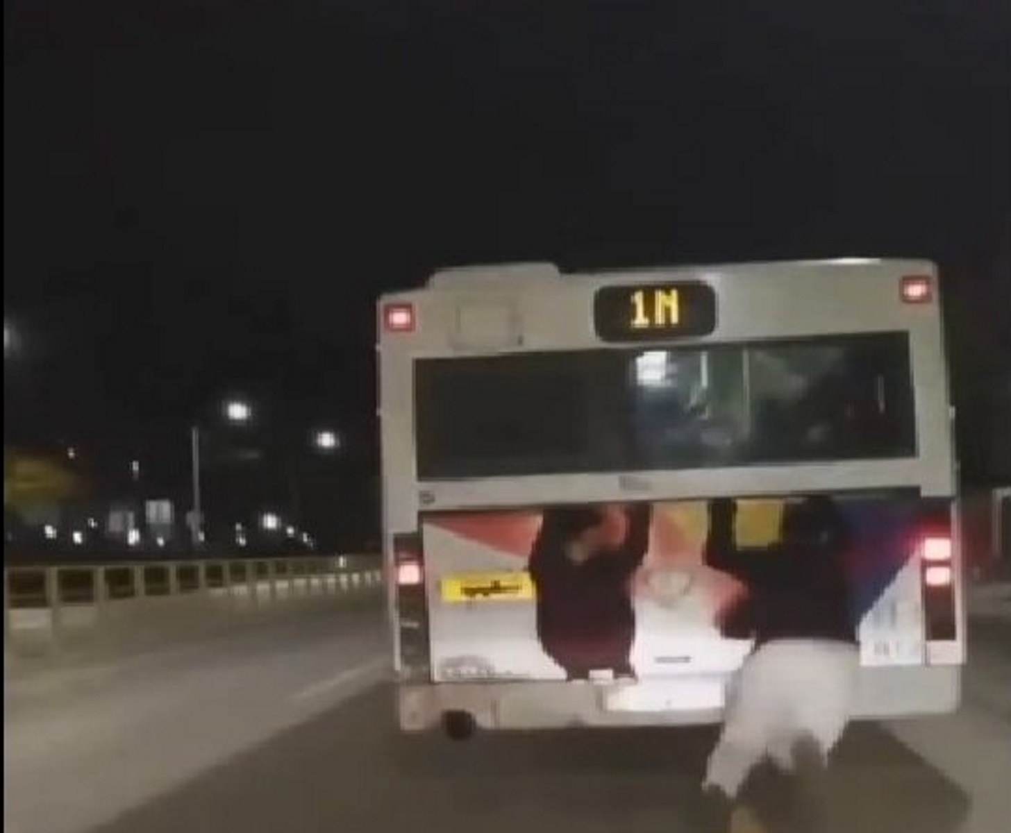 Νεαροί κρεμάστηκαν σε λεωφορείο του ΟΑΣΘ για να μετακινηθούν