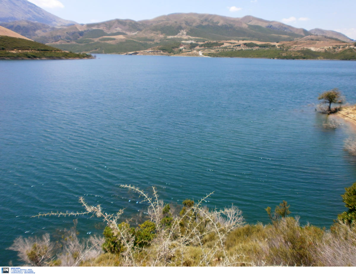 Άγιος Νικόλαος: Ξηλώνουν τις υπαίθριες κατασκευές – Φτιάχνουν νέα σκίαστρα στην διάσημη λίμνη!