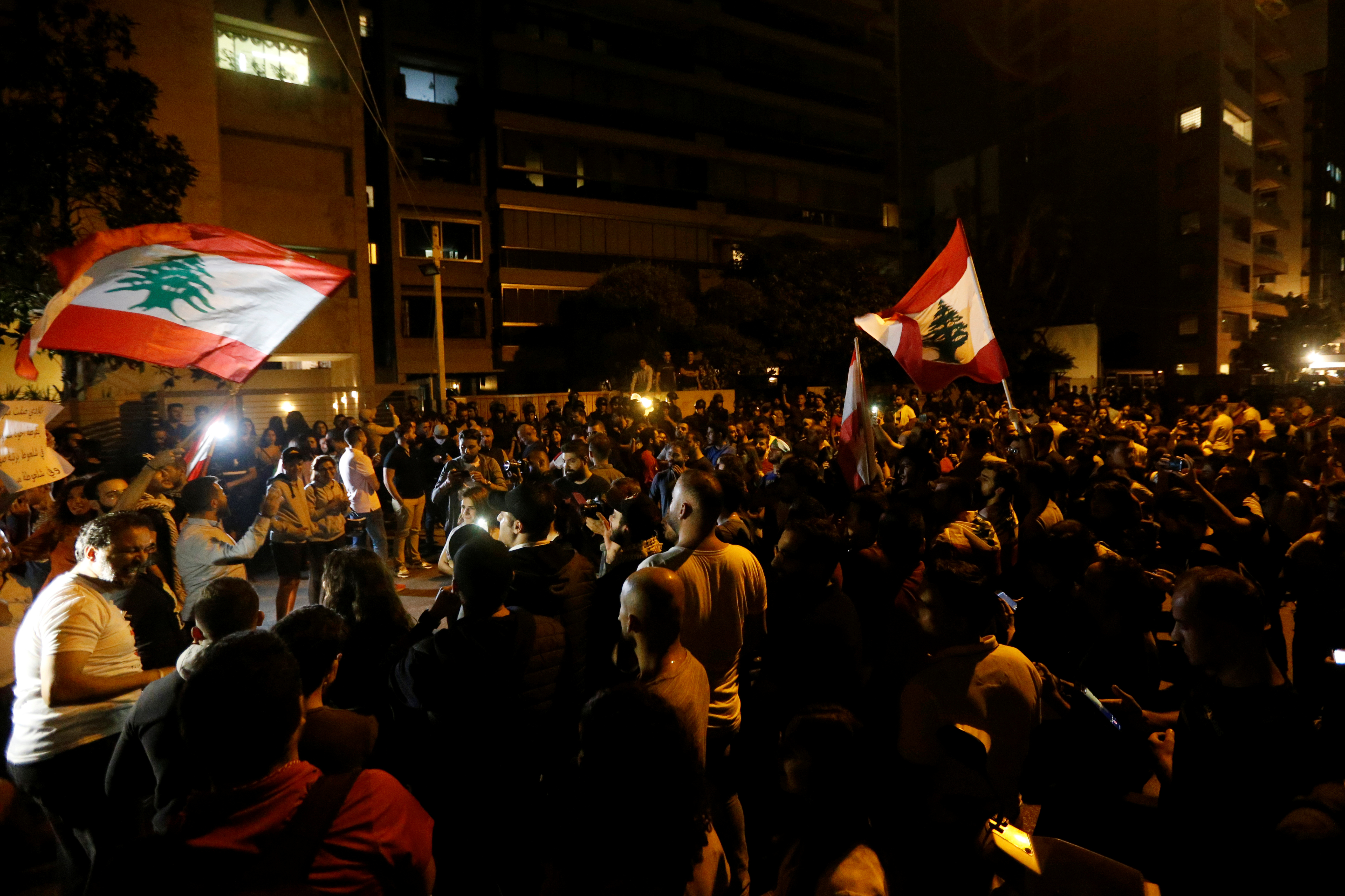 Λίβανος: Χτυπούσαν κατσαρόλες και τηγάνια έξω από σπίτια πρώην υπουργών!