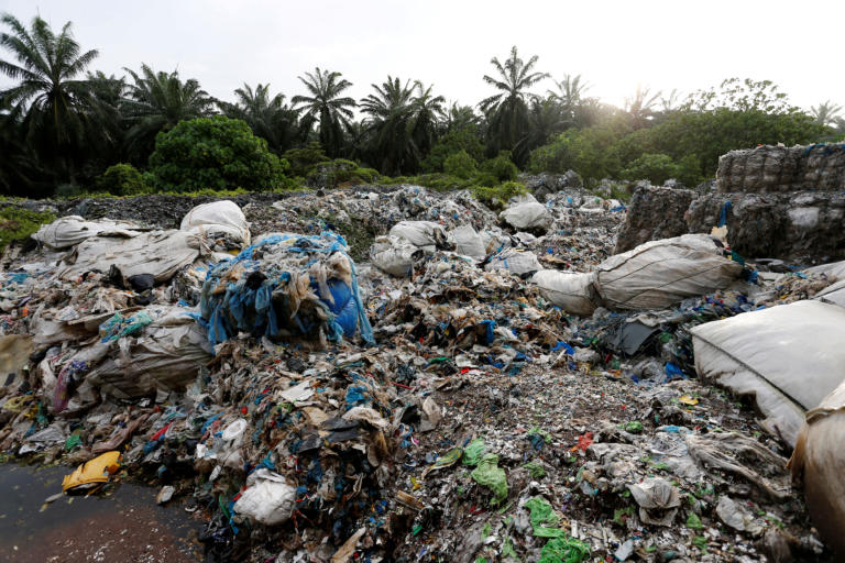 Η Βρετανία παίρνει πίσω τα… σκουπίδια της που είχε στείλει παράνομα στη Μαλαισία