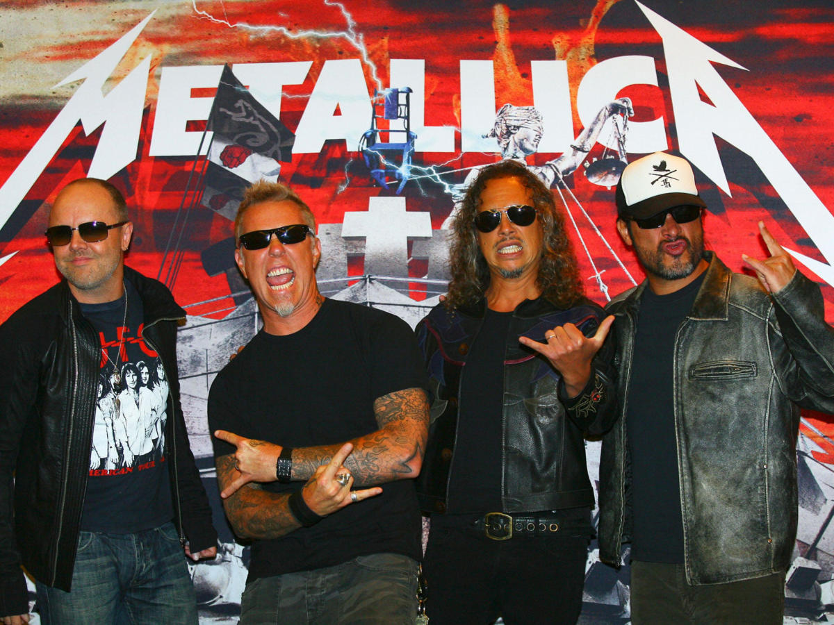 Οι Metallica τα «σπάνε» με το Enter Sandman  στο υπόγειο τους για χάρη του Super Bowl (video)
