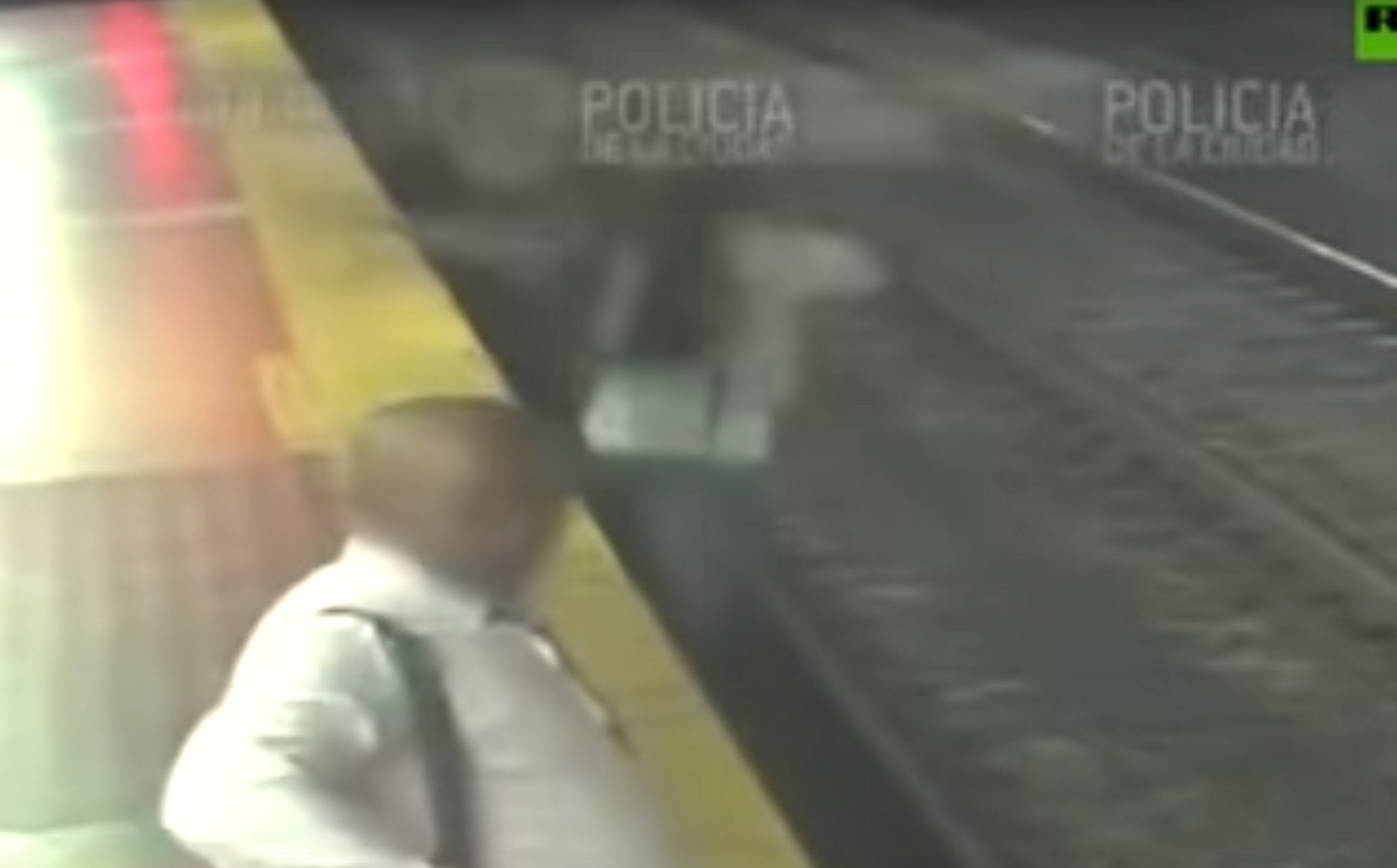 Μπουένος Αϊρες: Άνδρας «κολλημένος» με το κινητό του έπεσε στις ράγες του μετρό