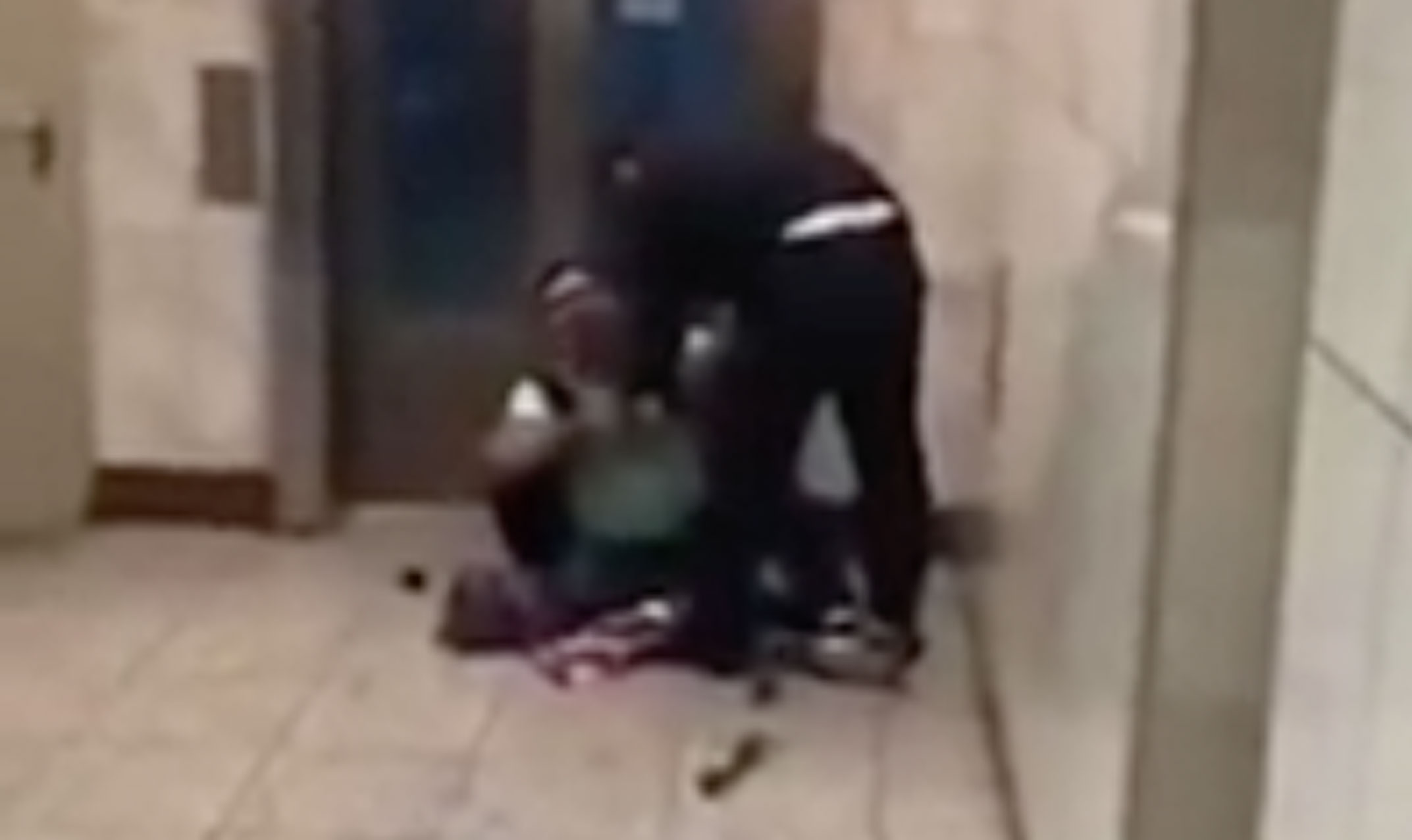 Σάλος με video από τη σύλληψη μικροπωλητή στο Μετρό του Συντάγματος