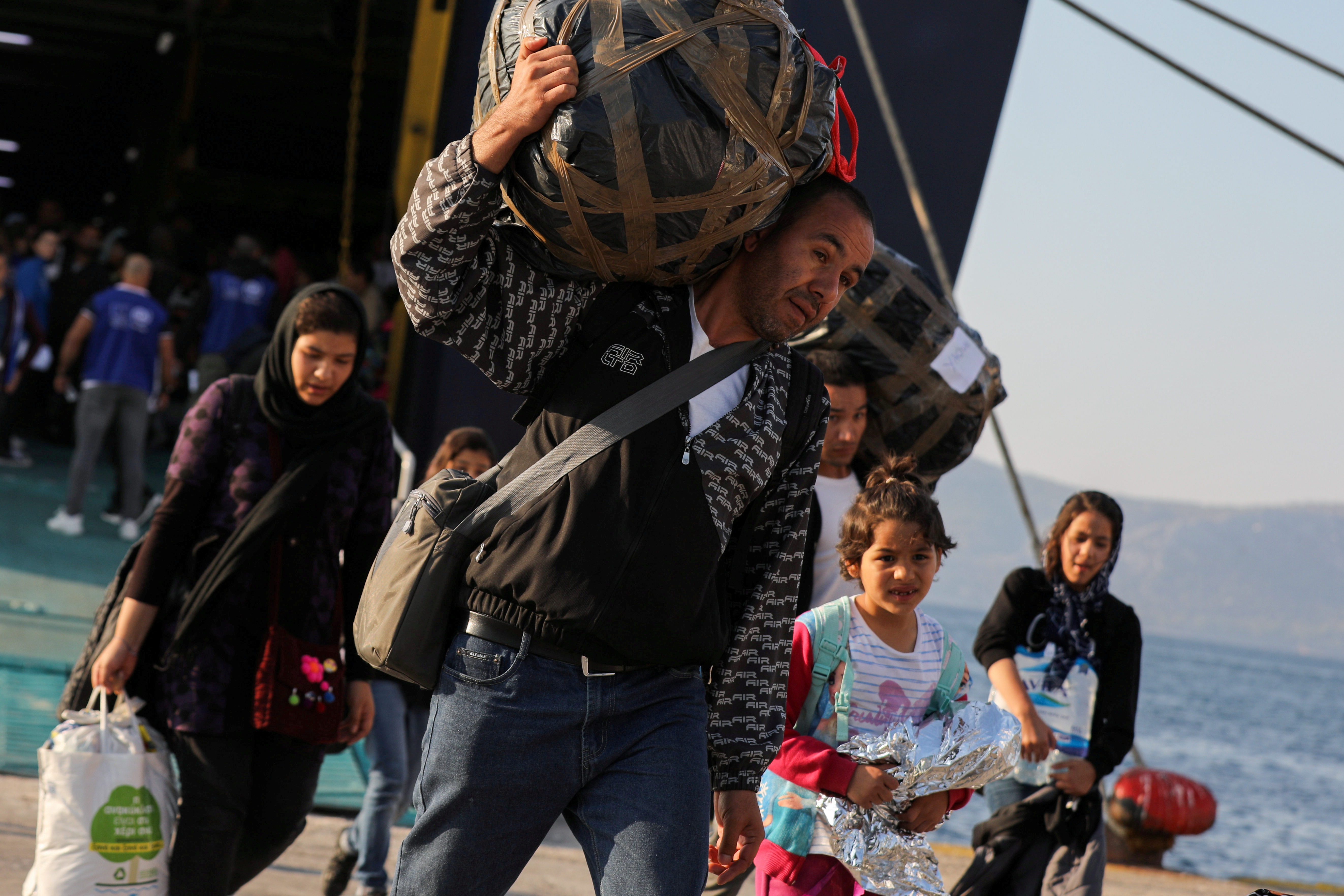 Στον Πειραιά 70 πρόσφυγες και μετανάστες