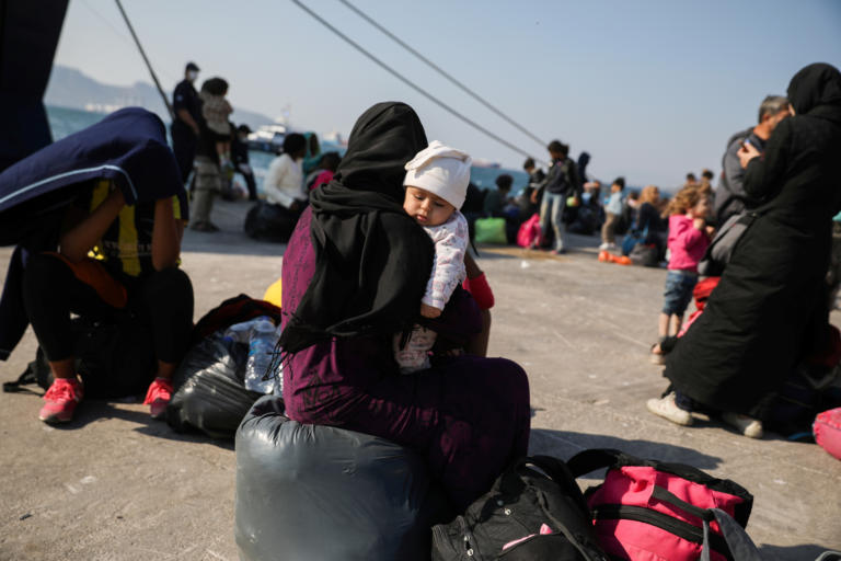 Διάσπαρτα κλειστά προαναχωρησιακά κέντρα, μετεγκαταστάσεις, επιστροφές και προσλήψεις – Το σχέδιο της κυβέρνησης για το προσφυγικό