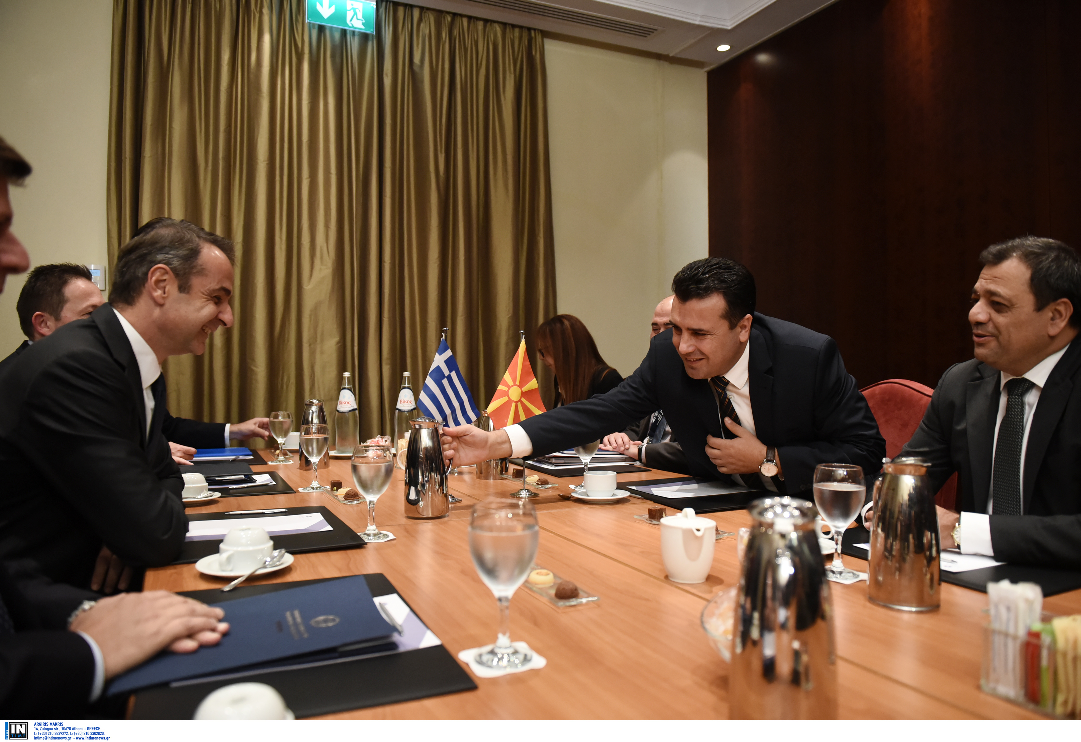 Μητσοτάκης – Ζάεφ: Τετ α τετ με… καφέ και σοκολατάκια! video