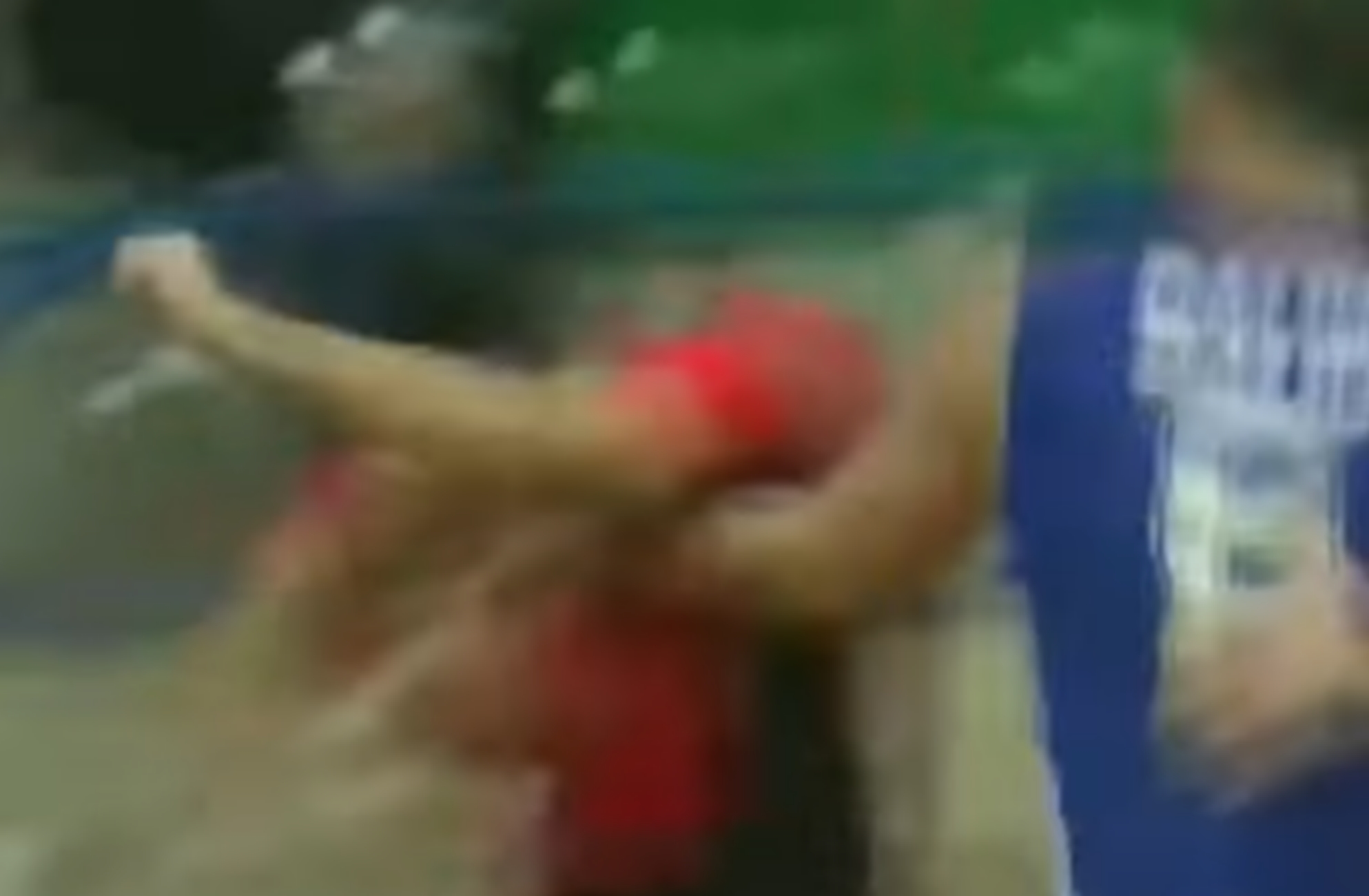 “Άγριο” ξύλο σε διαιτητή! Τον “ξάπλωσε” στο παρκέ με μπουνιές (video)