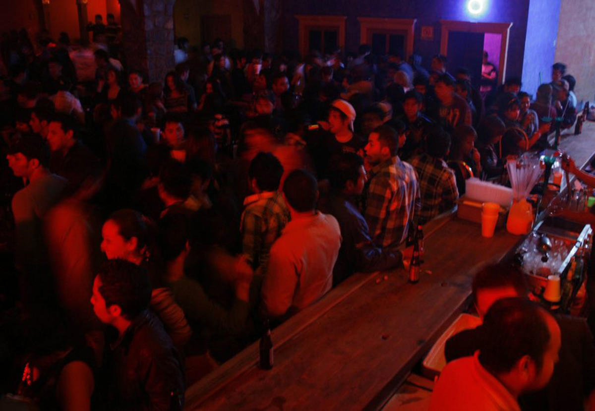 Χαλκίδα: Πανικός σε γνωστό night club – Με αυτοκόλλητα στα κινητά για να μην ανεβαίνουν stories