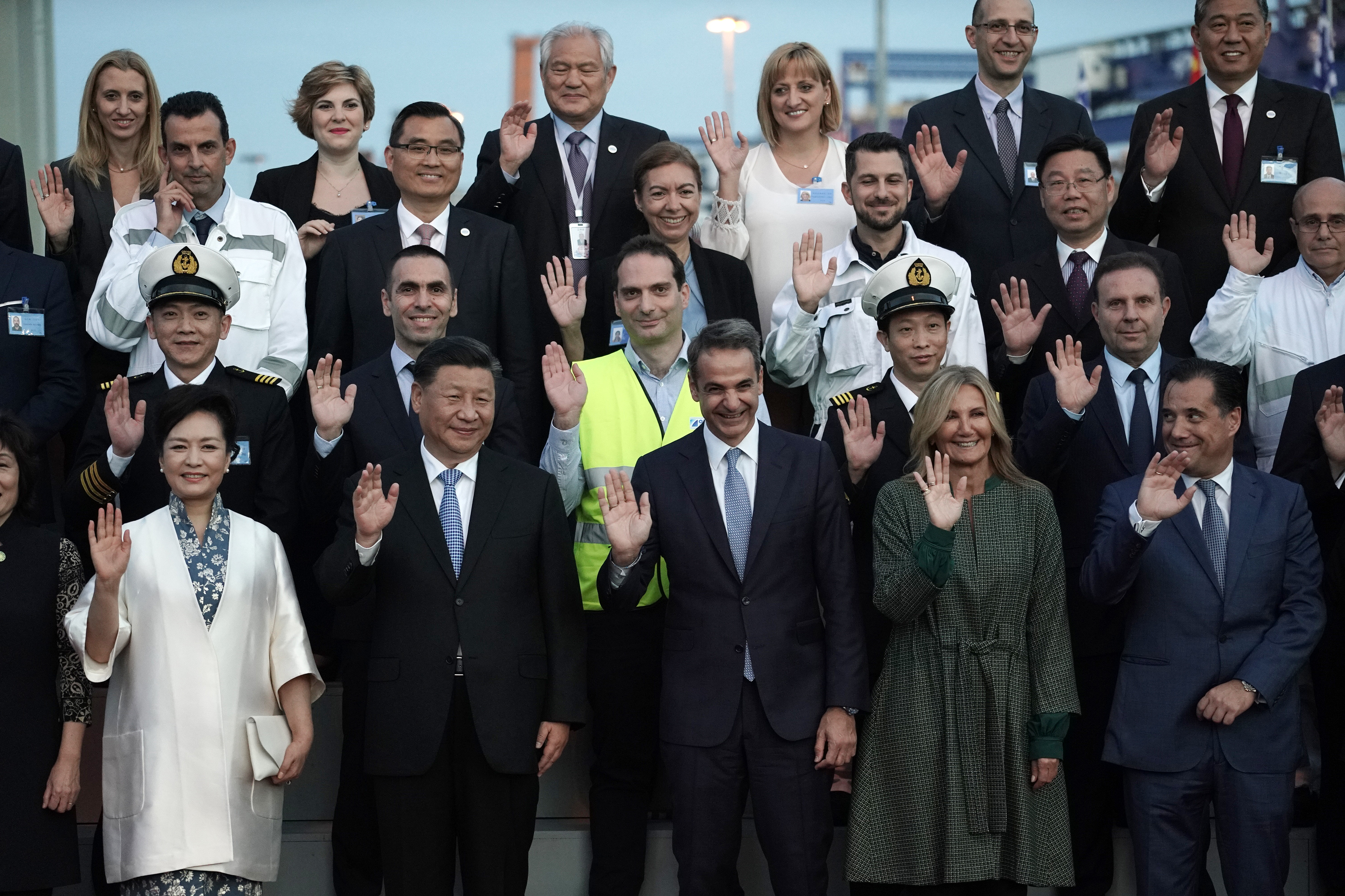 Η Cosco από ψηλά, η εντυπωσιακή Μαρέβα, η λιμουζίνα του Κινέζου προέδρου και τα χαμόγελα