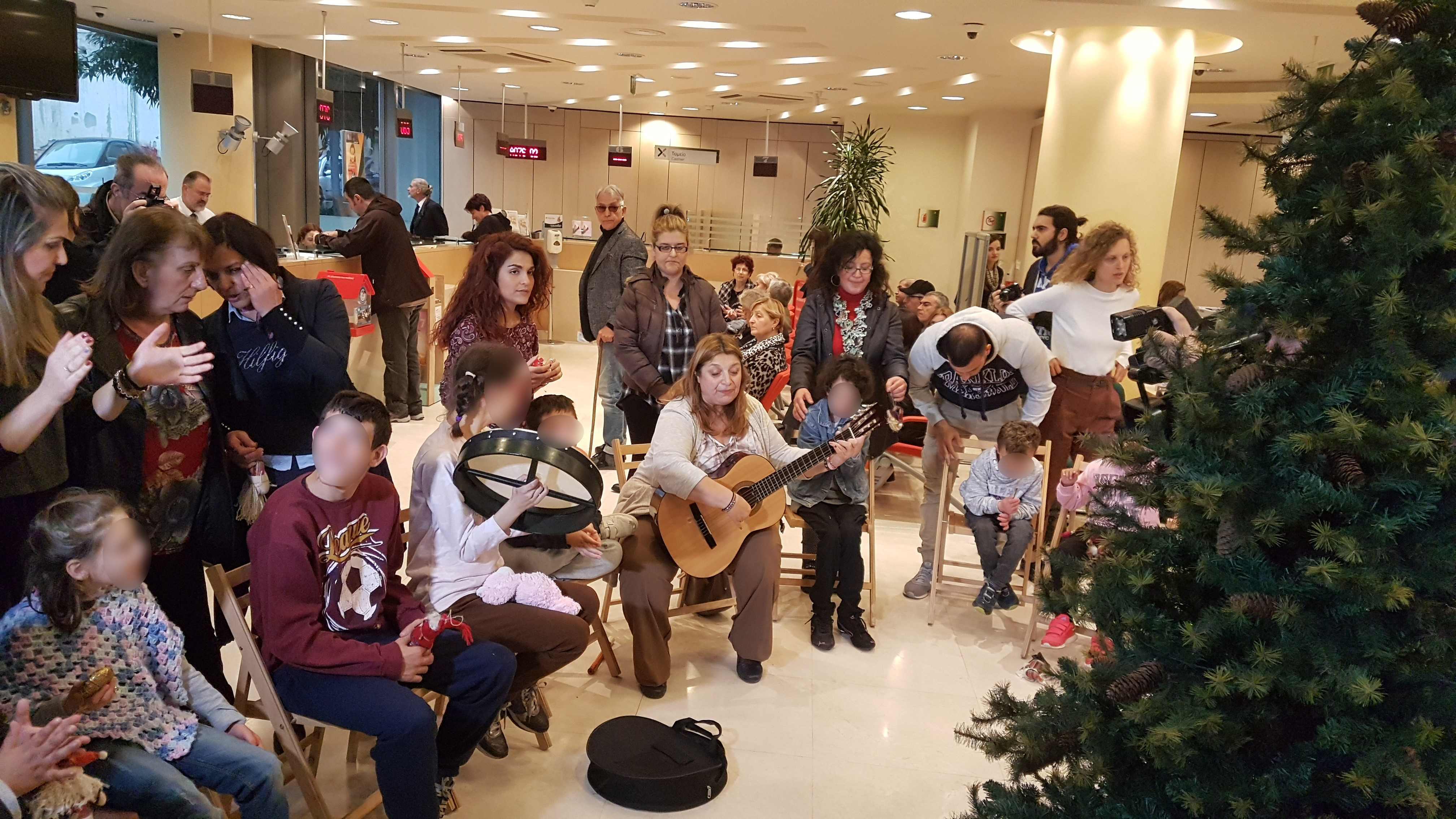 Τα παιδιά του 1ου  Ειδικού Δημοτικού Σχολείου Χανίων στόλισαν φέτος το χριστουγεννιάτικο δέντρο της Τράπεζας