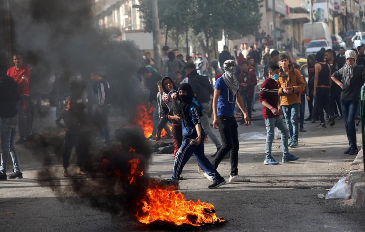Παλαιστίνη: “Ημέρα οργής” στη Δυτική Όχθη! Χιλιάδες παλαιστίνιοι στους δρόμους κατά Ισραήλ και ΗΠΑ