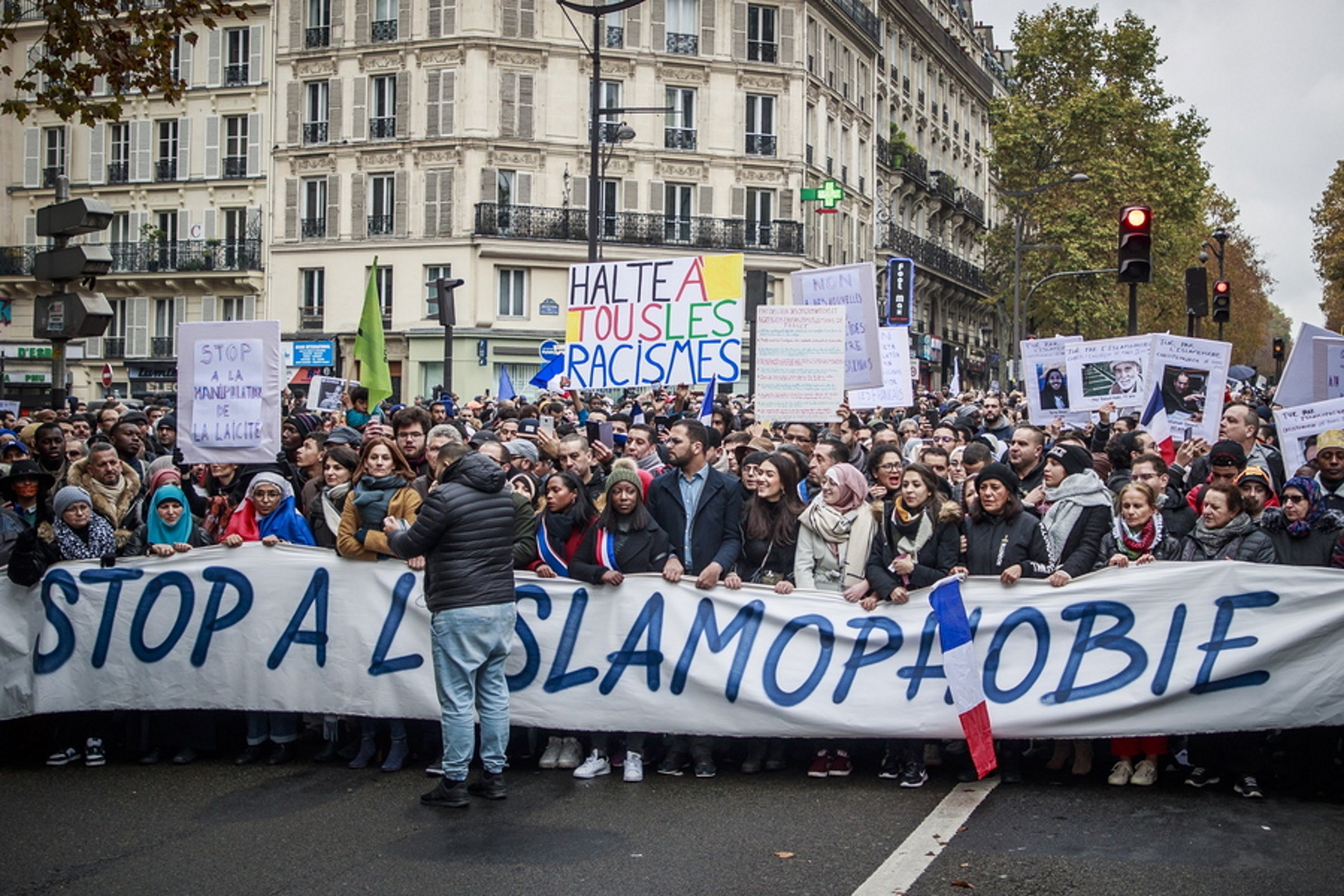 Παρίσι: Στους δρόμους χιλιάδες διαδηλωτές για να καταδικάσουν την ισλαμοφοβία
