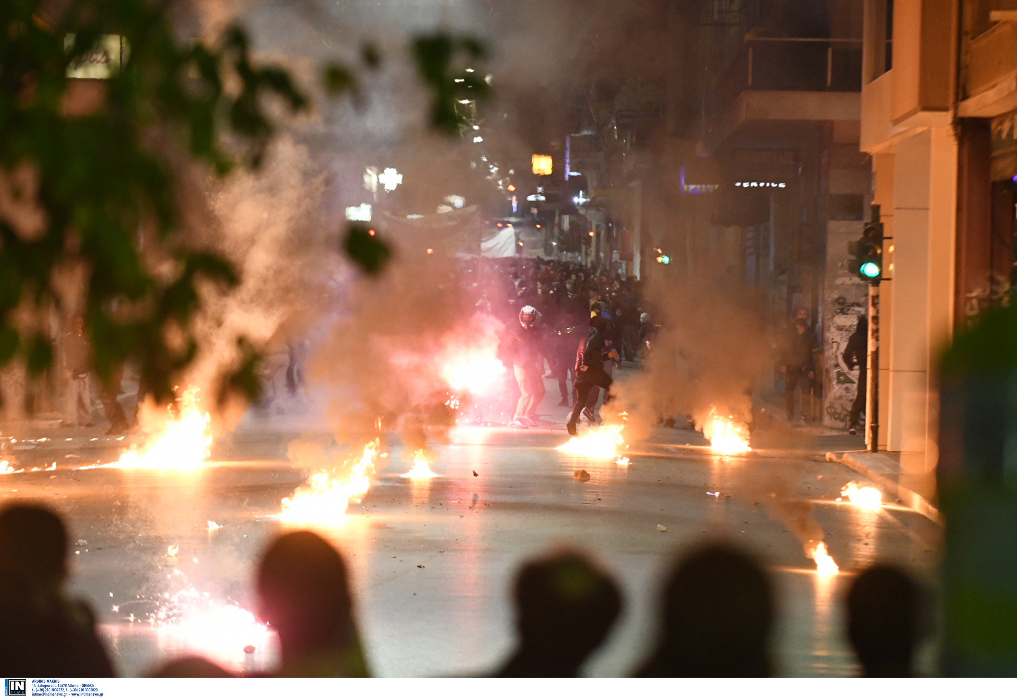 Πάτρα: “Εμπόλεμη ζώνη” με χημικά, μολότοφ, φωτιές και πετροπόλεμο – Αποπνικτική η ατμόσφαιρα – video