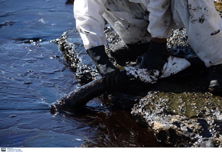 Βραζιλία: Πετρελαιοκηλίδα που έχει μολύνει 2.000 χιλιόμετρα ακτών έφτασε και στο Ριο ντε Ζανέιρο