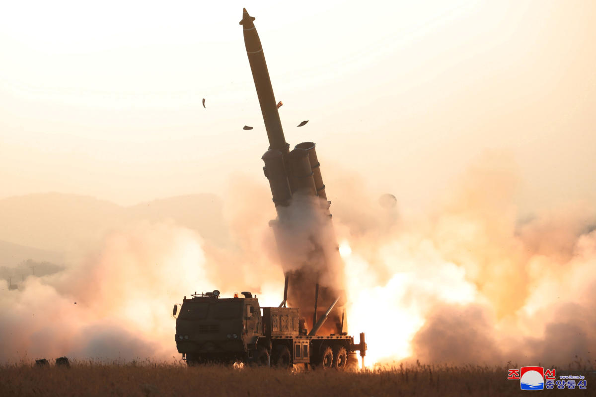 Βόρεια Κορέα: Νέα, “επιτυχής” δοκιμή εκτοξευτήρα πολλαπλών πυραύλων