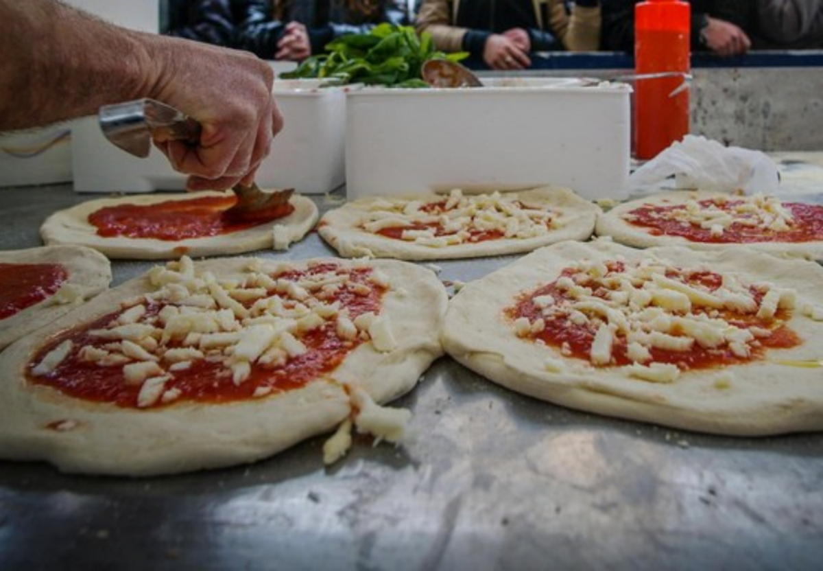 Έχουμε την απόλυτη συνταγή για την κλασική ιταλική πίτσα! (vid)